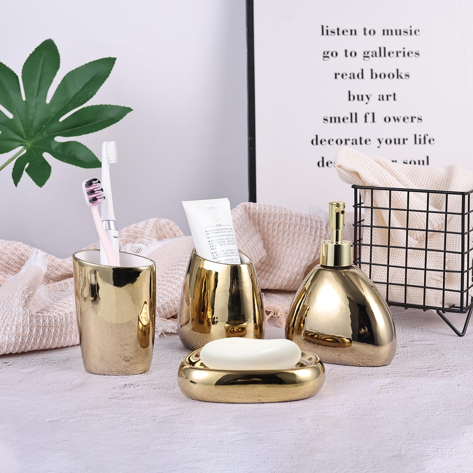 Elegante set da bagno in ceramica elettrolitica da 4 pezzi, dotato di dispenser per lozioni, tazza per collutorio, portasapone, portaspazzolino, set decorativo moderno per il bagno (oro)