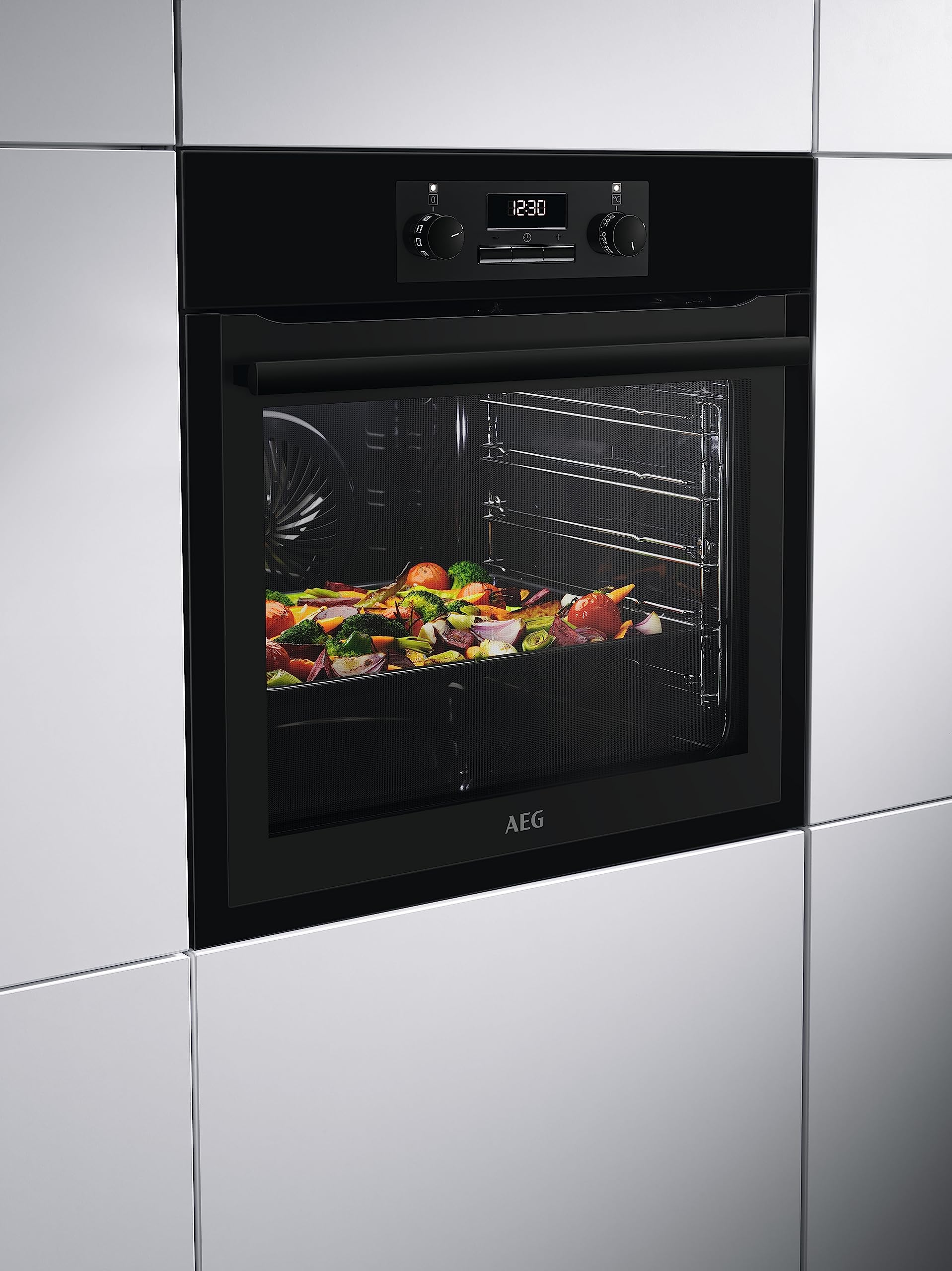 AEG Einbaubackofen BES331110B / Serie 6000 / SurroundCook – Heißluft mit Ringheizkörper/Reinigungshilfe mit Wasserdampf/Versenkknebel/Grillfunktion/Display mit Uhr/Autark/A/Schwarz