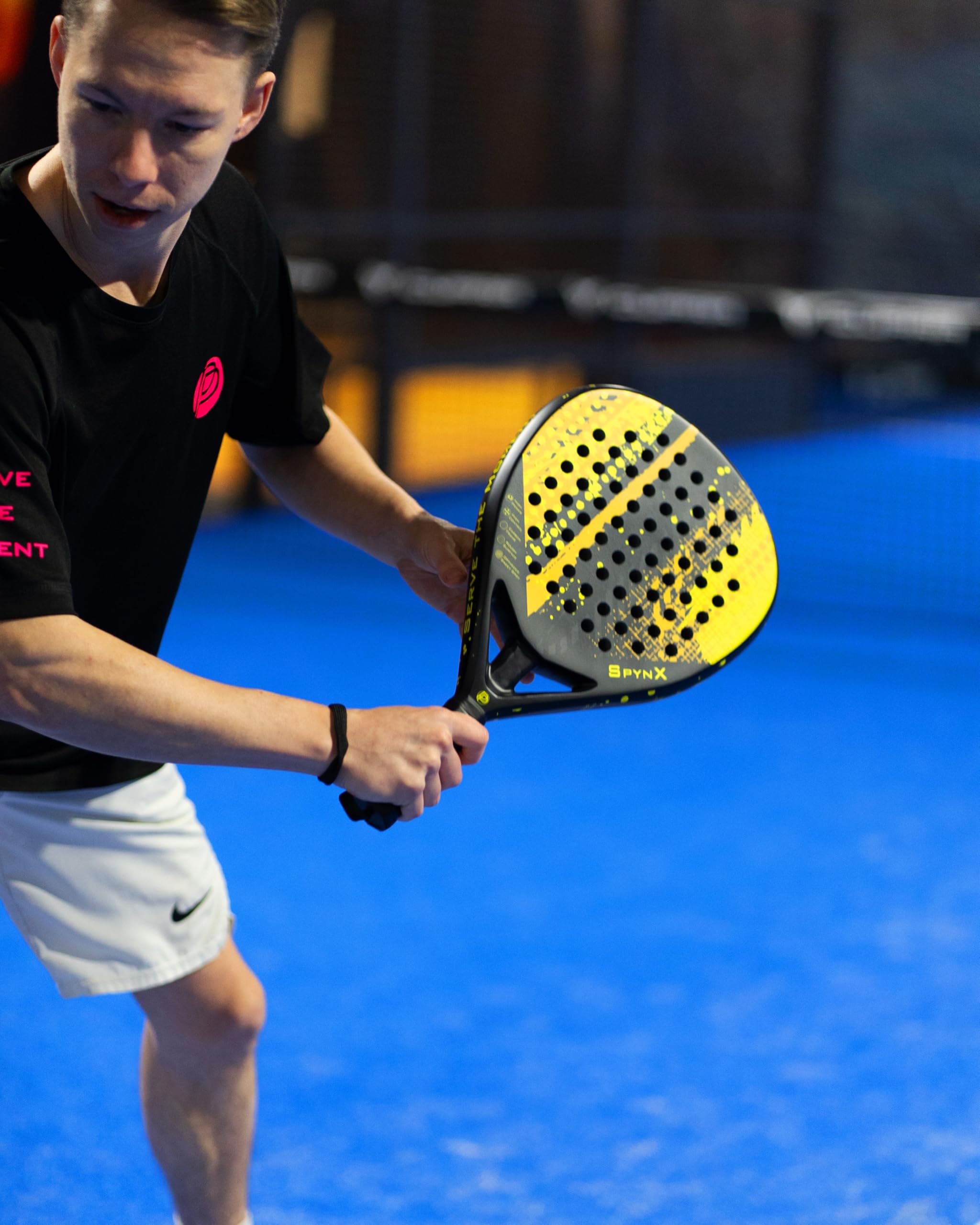 SpynX - Padel Schläger 100% Kohlefaser, Spezial-Oberfläche für verbesserten Spin, Paddle Tennis für Männer & Frauen - 360g Leicht & langlebig - Kostenlose Schlägerhülle inklusive