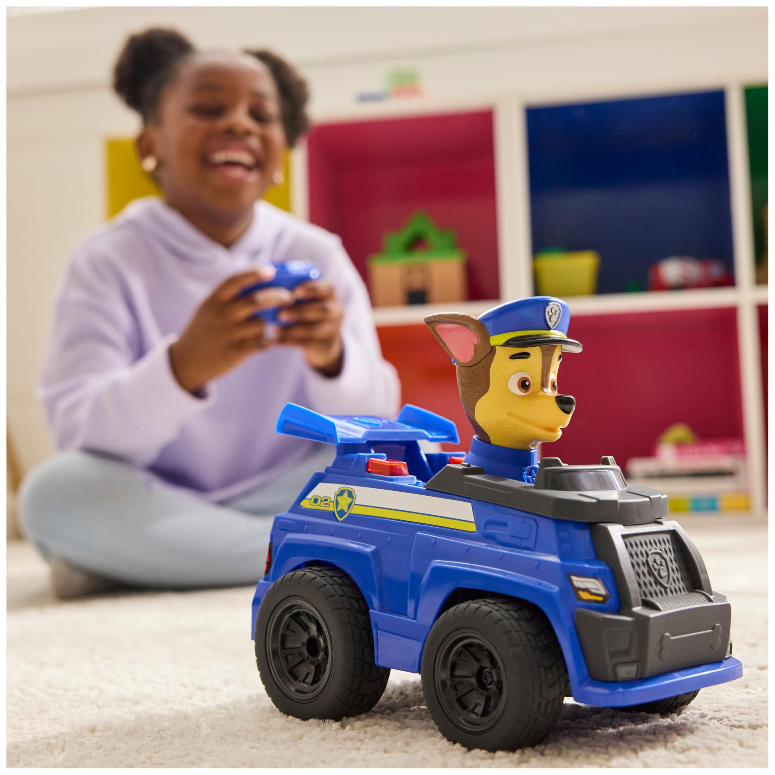 PAW Patrol Chase RC Action Cruiser, zdalnie sterowany samochód ze światłami LED i kontrolerem Easy-Steer, zabawki dla dzieci dla chłopców i dziewcząt w wieku 3 lat i starsze | Łatwy pilot - Efekty świetlne - Naprawiona figurka Chase - Samochód dziecięcy 2