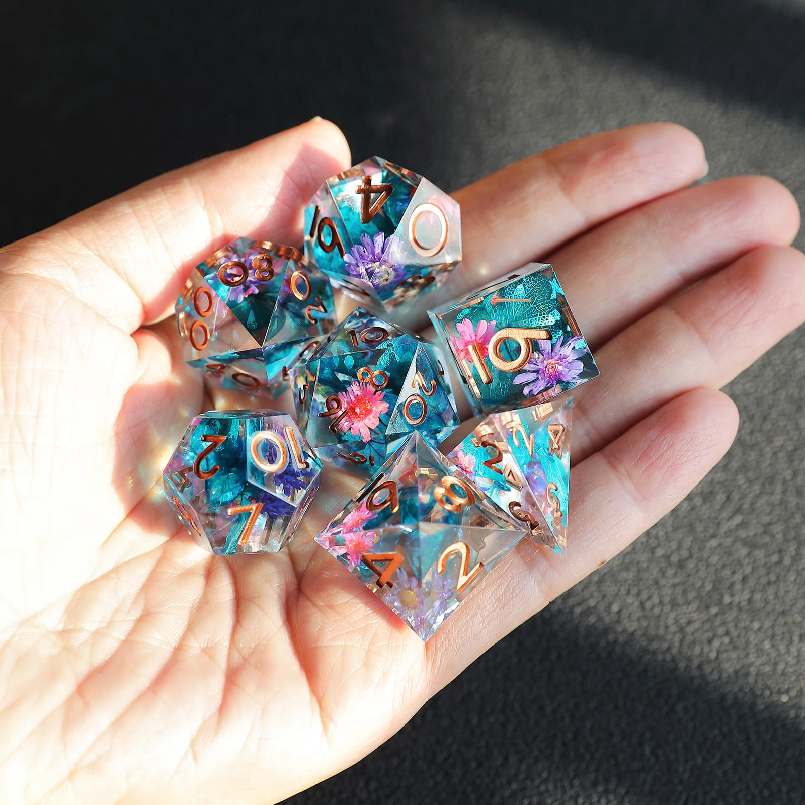 Flower DND Dice Set 7 szt. D4 D6 D8 D10 D12 D20 D% wielościenne ręcznie robione kości D&D z żywicy do lochów i smoków Pathfinder Roll Playing Table Games RPG MTG Games with Gift Box