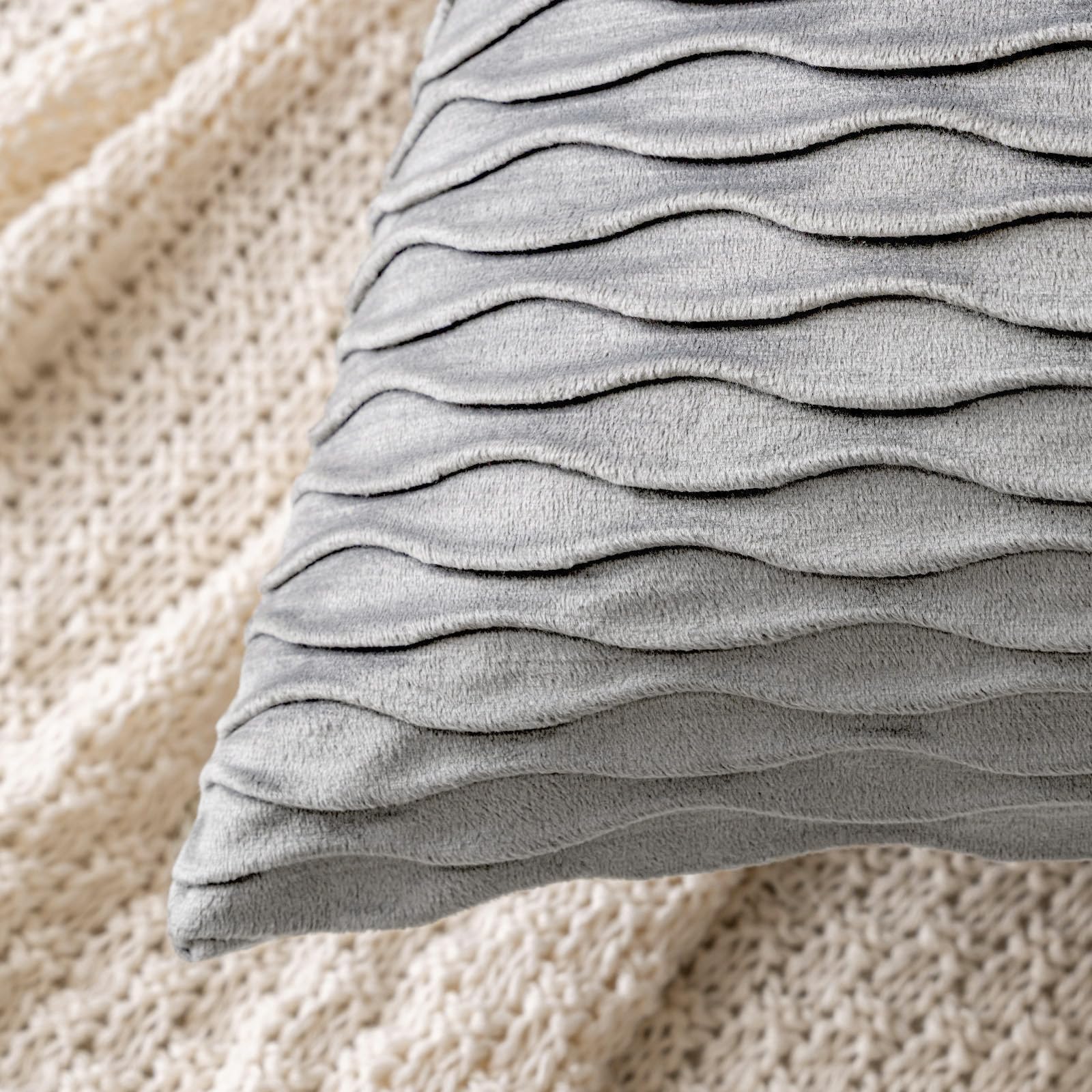 MIULEE Decoratieve fluwelen kussenhoezen voor bank of slaapkamer, met onzichtbare rits, vierkant, 45 x 45 cm, 2 stuks, crèmewit (Cream White