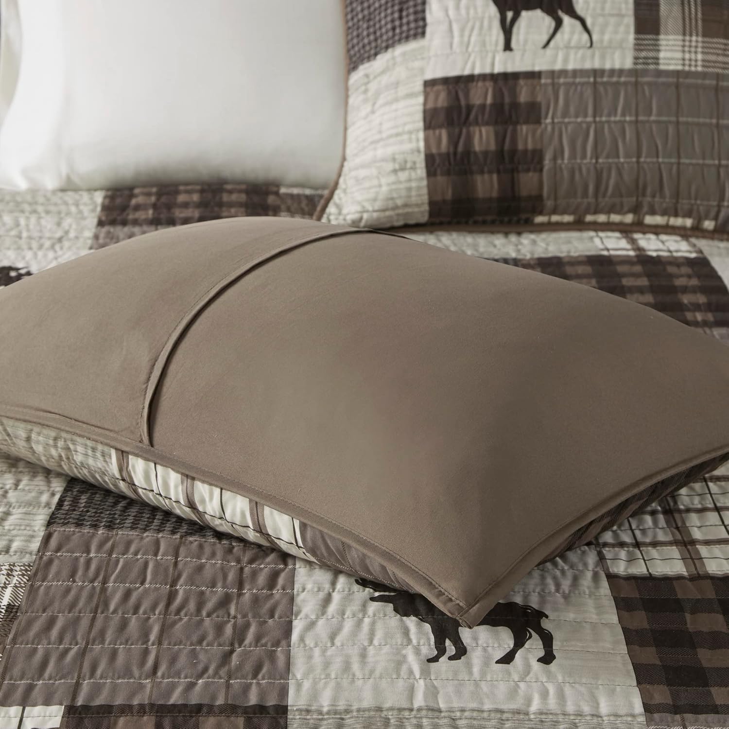 Woolrich Reversible Quilt Set - Cottage Styling Reversed to Solid Color, All Season Lightweight Coverlet, Cozy Bedding Layer, Matching Shams, Oversized Full/Queen, Woodshed Moose Brown