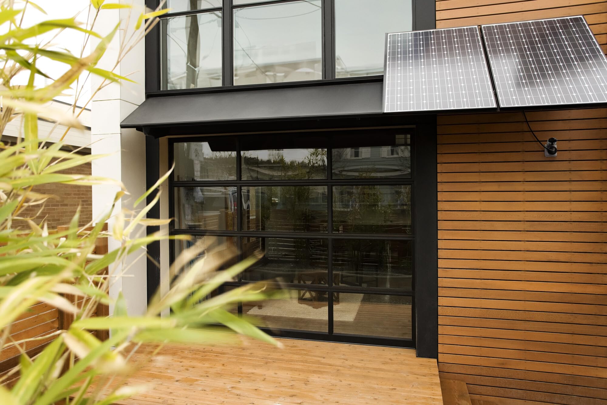 OSRAM SMART+ ZIGBEE Outdoor-EU-Steckdose, Außensteckdose mit Energieverbrauchskontrolle in Schwarz aus PP, IP44-Schutz, Integration von Geräten ins Smart Home