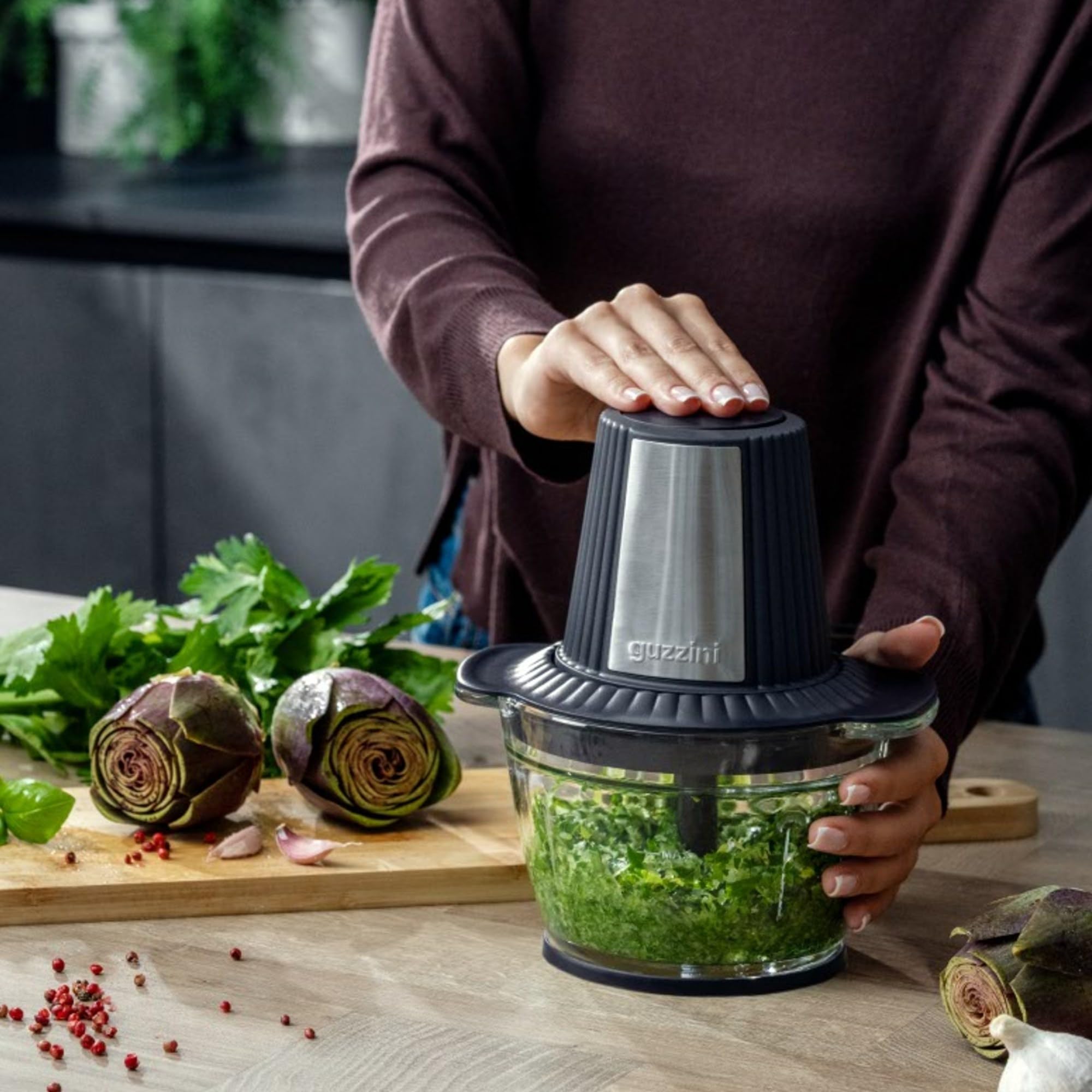Guzzini, Sous Chef, Tritatutto con Bowl in Vetro da 1L, Lama Doppia in Acciaio Inox, Materiale Bio-Based, Tappetino in Silicone Antiscivolo (Anthracite)