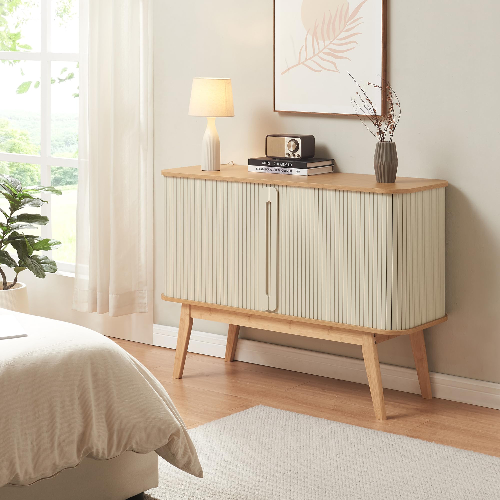 [en.casa] Armadietto Multiuso con 2 Ante Scorrevoli e 4 Vani Chiusi Credenza Madia Mobile Contenitore per Camera da Letto Soggiorno Sala 110x40x80 cm – Naturale/Bianco Crema