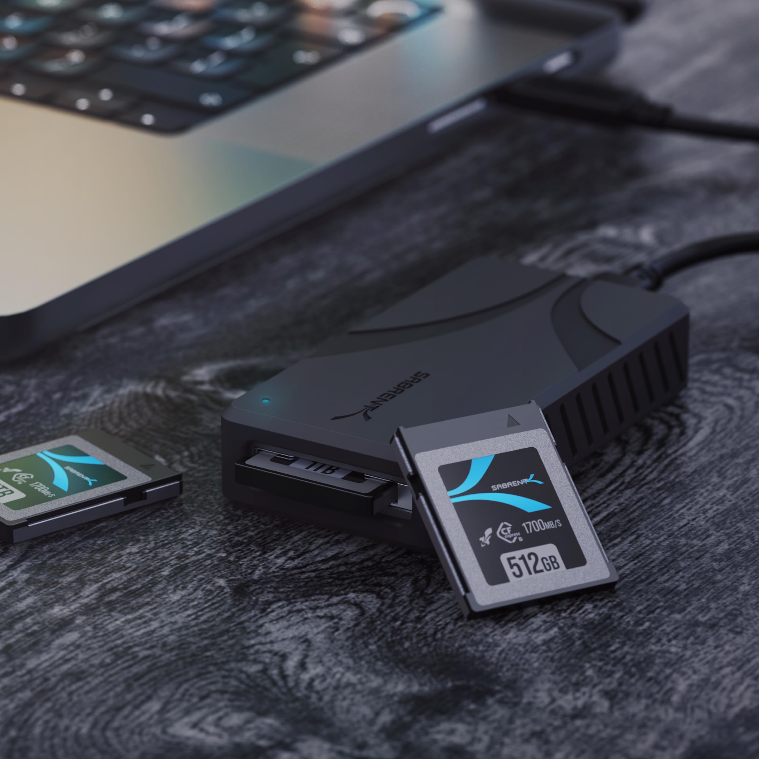 SABRENT USB4 CFexpress Typ B Kartenleser – 40 Gbps Übertragungsgeschwindigkeit, Gehäuse aus Aluminiumlegierung, abnehmbares USB-C-Kabel, Silikonhülle, OTG-Unterstützung (CR-U4XB)