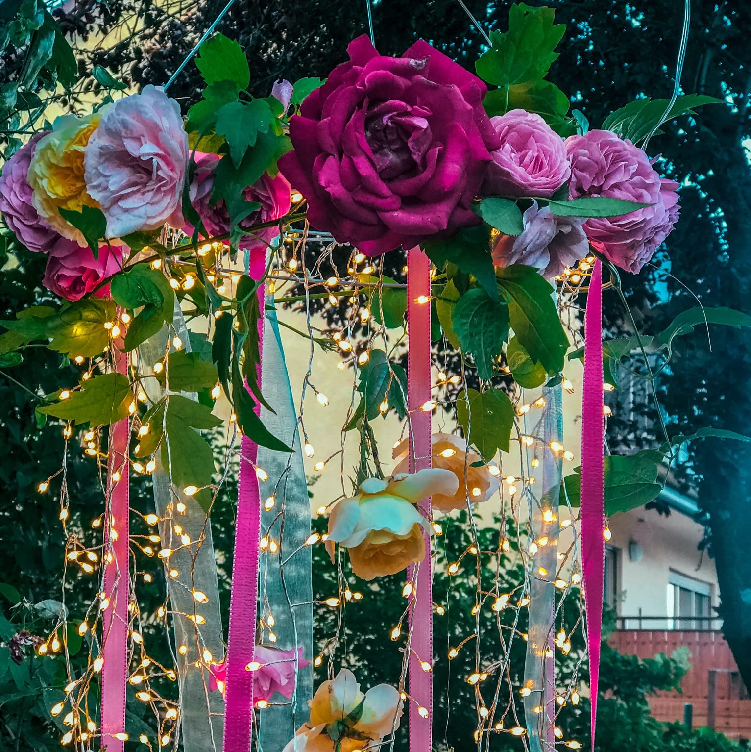 hellum LED ring mit Lichterbündel mit Timer, dimmbar, 1280 warmweiße LEDs, ring ø 30cm, H 2,1m, mit 18 Cluster-Lichterkette für außen, Weihnachtsdeko, Hochzeitdeko, Gartendeko, 578676