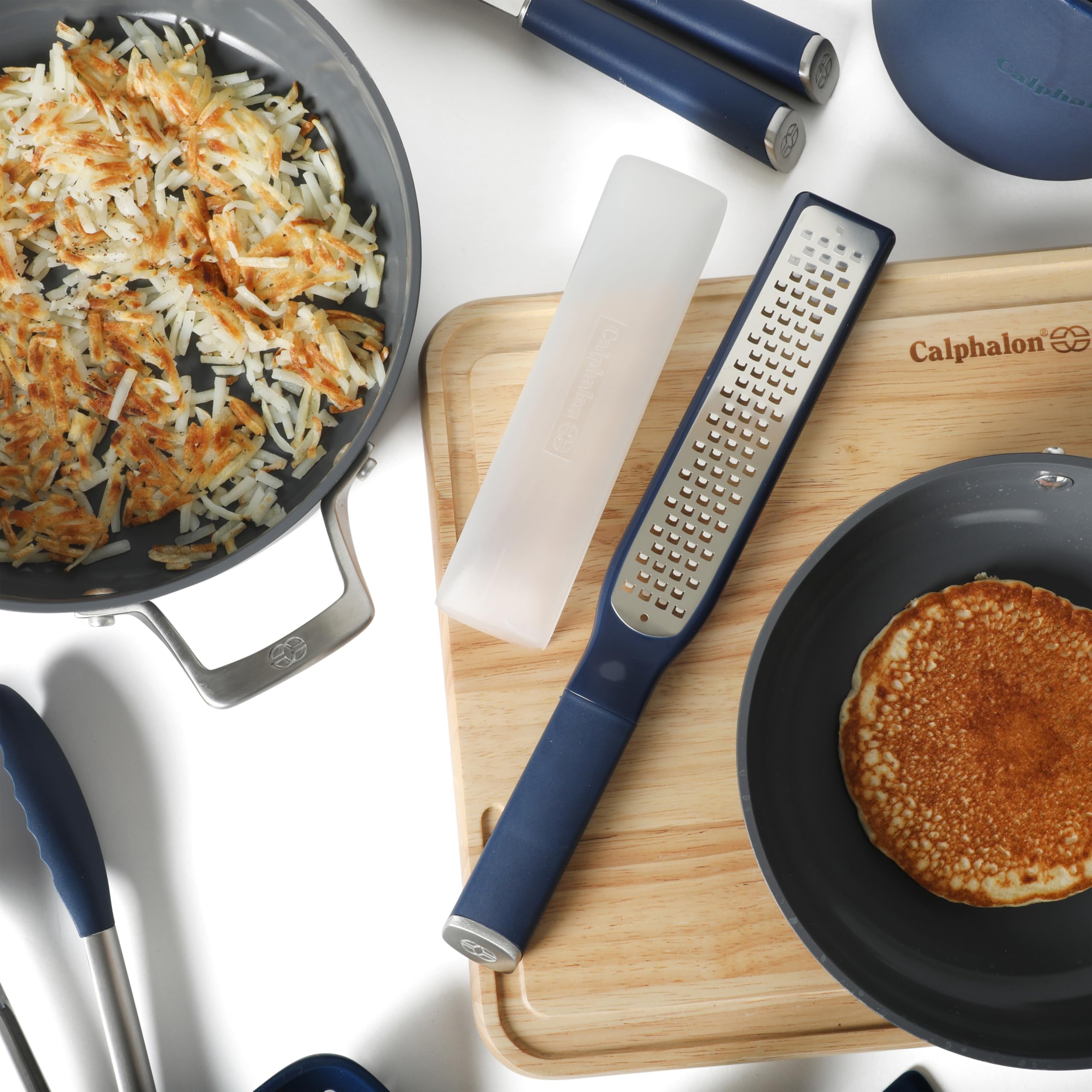 Calphalon Edge Küchenhelfer und Gadget-Set mit Topf, 10-teiliges Kochutensilien-Set, marineblau, Edelstahl und Silikon, Küchenhelfer und Gadget-Set, Blau