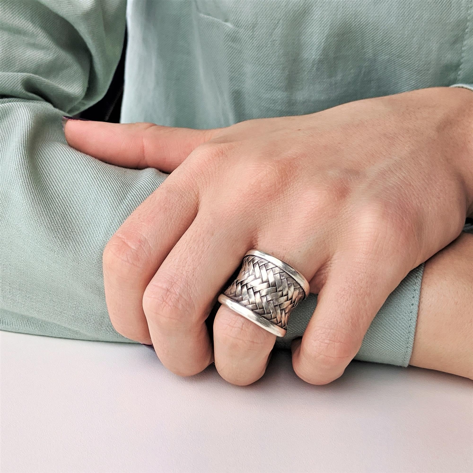 81stgeneration Hill Tribe Anillo Ajustable de Tejido de Canasta Ancho en Plata Pura | Banda Tejida Cóncava de Plata 999 para Mujer | Diseño Rústico Texturizado | Joyería Tribal Estilo Medieval