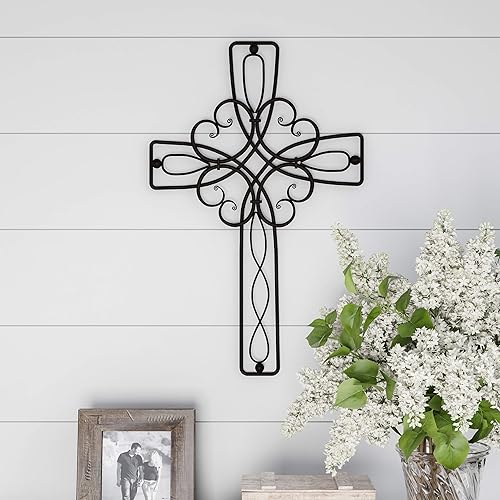 Lavish Home Cruz de pared de metal con diseño floral decorativo, arte de pared religioso rústico hecho a mano para decoración en sala de estar,
