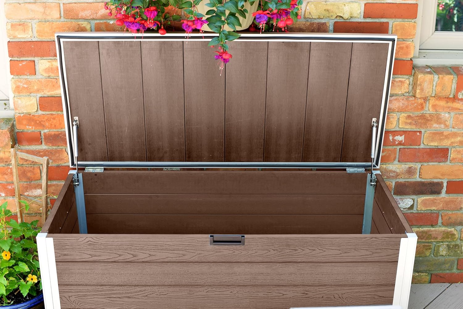Vita Urbana Deck Box with lid open