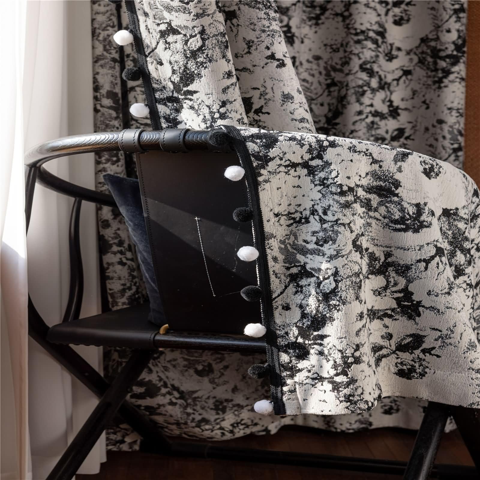 2 Panneaux Rideaux Occultant, Rideau Isolant Thermique à Crochets Motif Jacquard Vintage avec Bordure Noir et Pompon en Velours Rideaux Chambre Salon Gris Noir, 107L x 229H cm