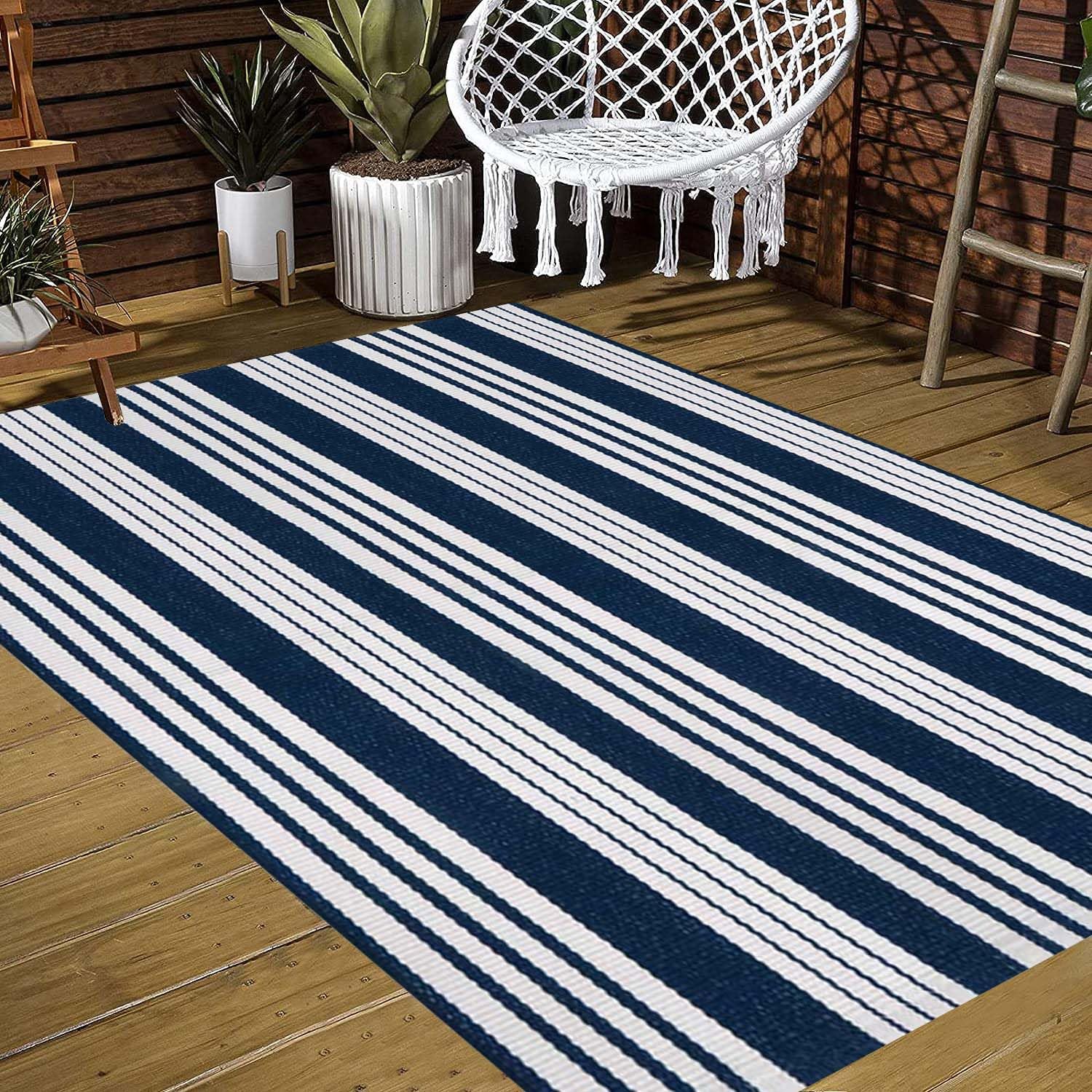 Alfombra de Exterior Generic de Rayas Azules y Blancas de 122 x 183 cm,