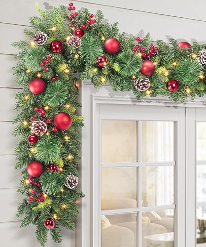 Miniatura 9 de Guirnalda de Navidad preiluminada de 9 pies con 100 luces cálidas, guirnalda de Navidad a pilas con conos de cedro de pino y bayas rojas, decoración
