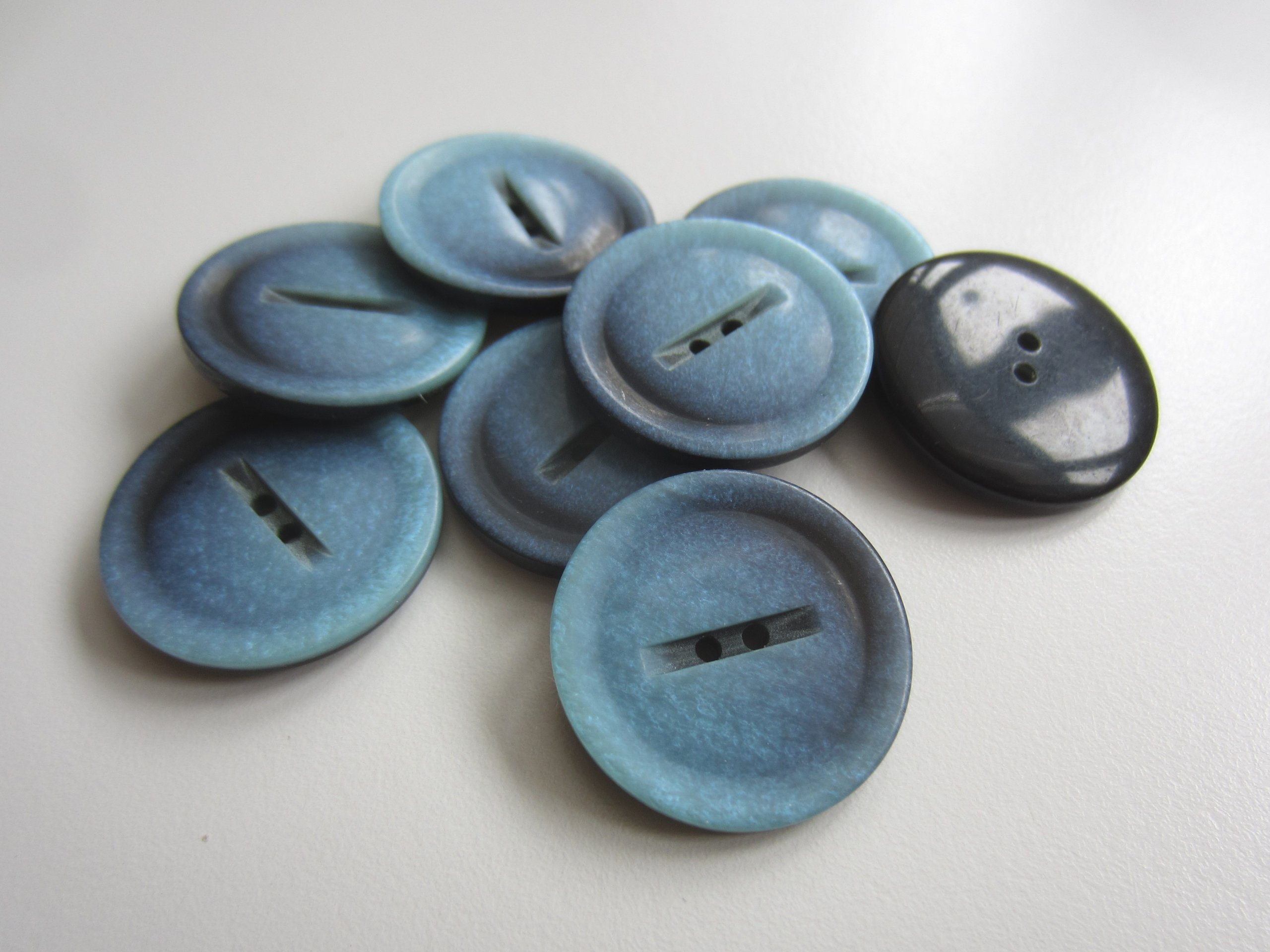 8er Set Dunkelblaue Kunststoffknöpfe – Mit Strukturierter Oberfläche, Ca. 15 Mm, Vier Löcher