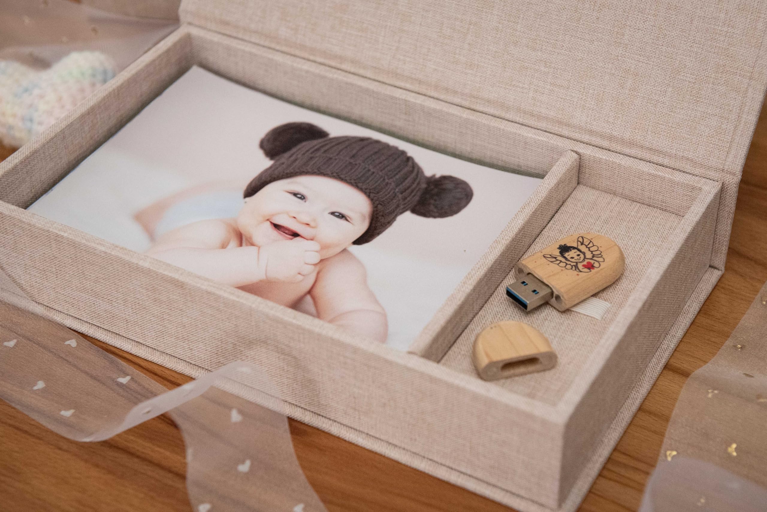 Erinnerungsbox mit USB Slot. Geschenkbox für USB-Sticks und Fotoabzüge 13x18cm, Aufbewahrungsbox Hochzeitsbox, Fotobox, Fotogeschenk, 26x15 cm (Beige)