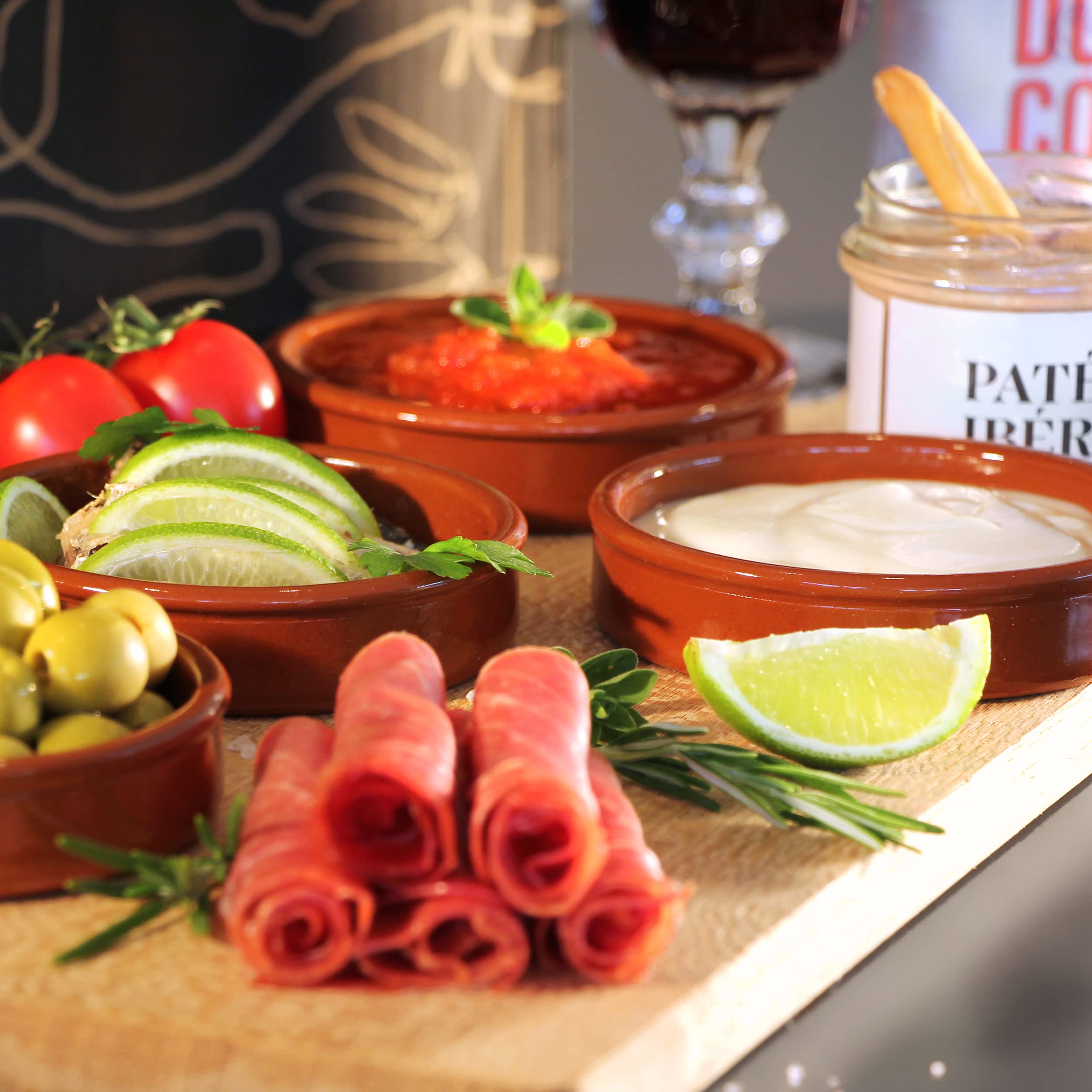 Geschenkbox Olé gefüllt mit spanischen Delikatessen Serrano-Schinken Tapas-Klassiker Rotwein