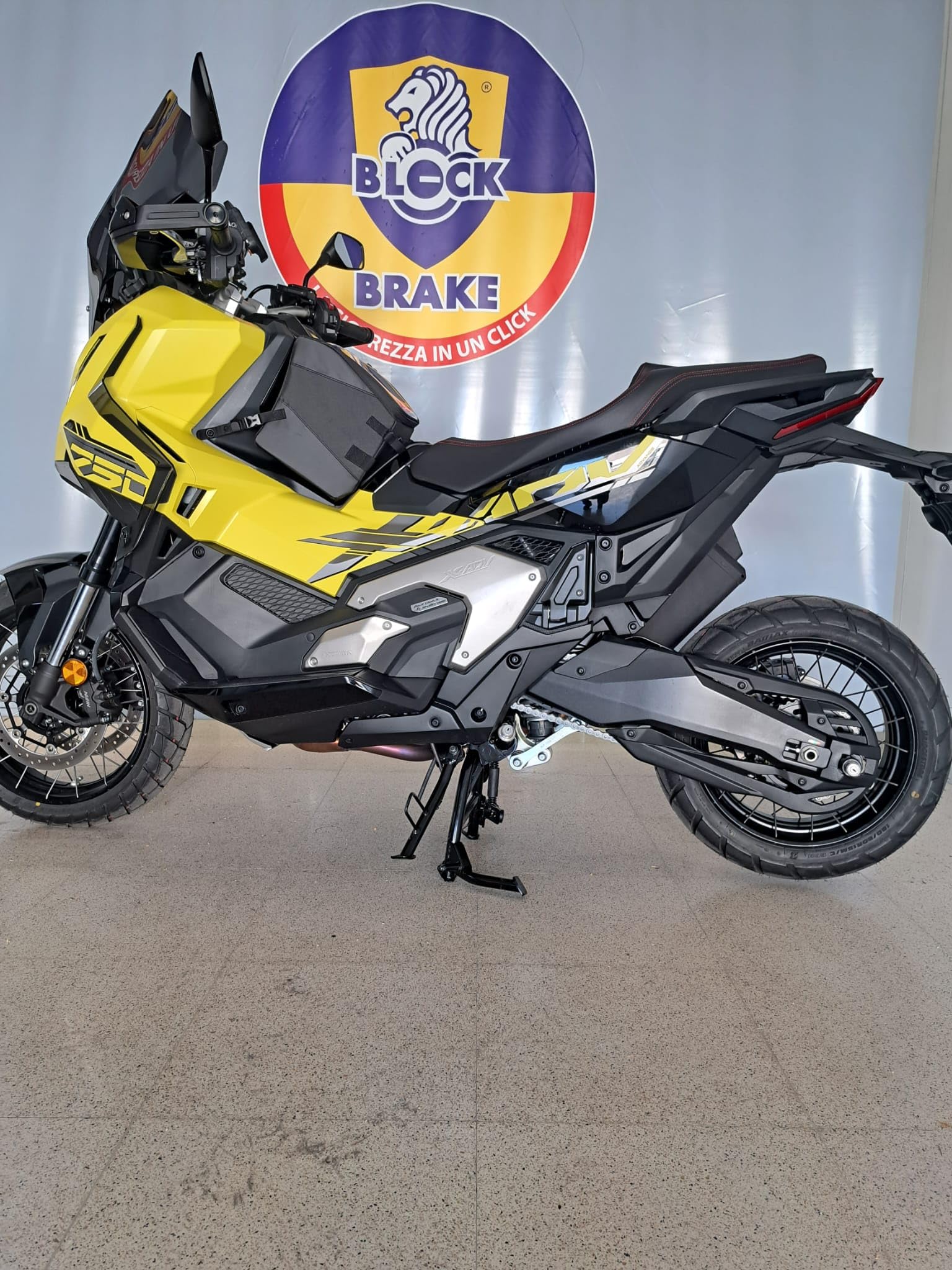 BLOCK BRAKE - ANTIFURTO MECCANICO BLOCCA CAVALLETTO CENTRALE PER MOTO HONDA FORZA 750 IN ACCIAIO INOX CON CHIAVE CODIFICATA