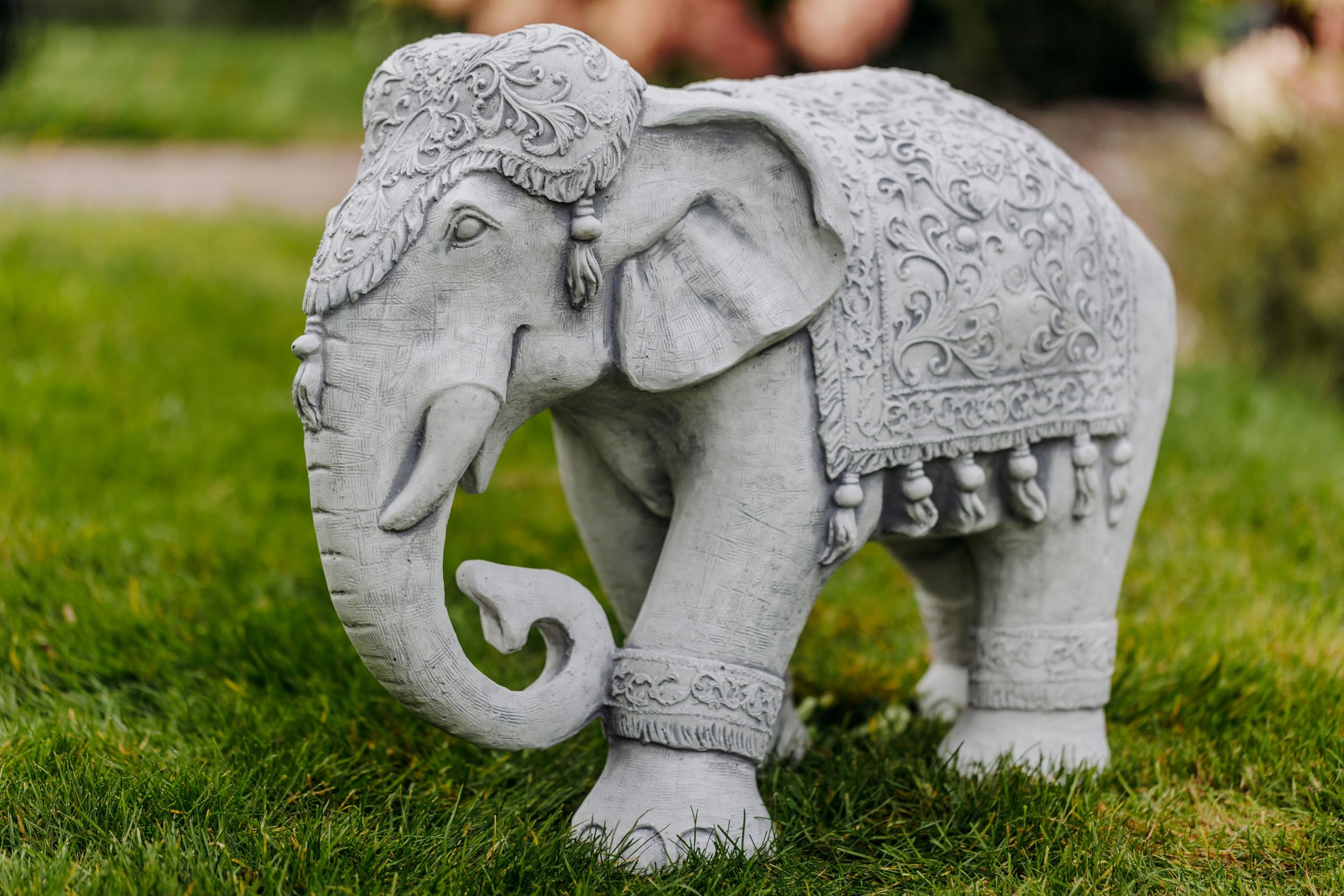 gartendekoparadies.de Statuetka dużego słonia indyjskiego z biżuterią, wysokość 47 cm, długość 63 cm, szerokość 28 cm, 61 kg, szara, z odlewu kamiennego, figurka odporna na mróz