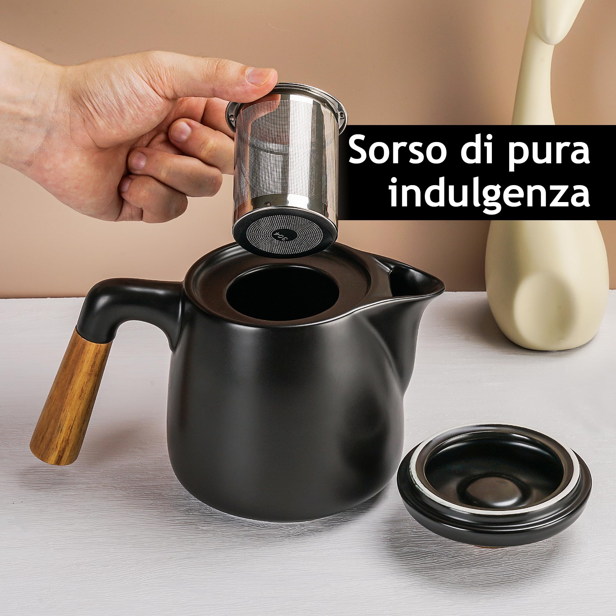 MIAMIO - Set di teiere in ceramica da 1000 ml con infusore e tazze/colino per il tè, 4 tazze da tè in ceramica (300 ml), piattini in bambù/manico per casa e ufficio (Nero)