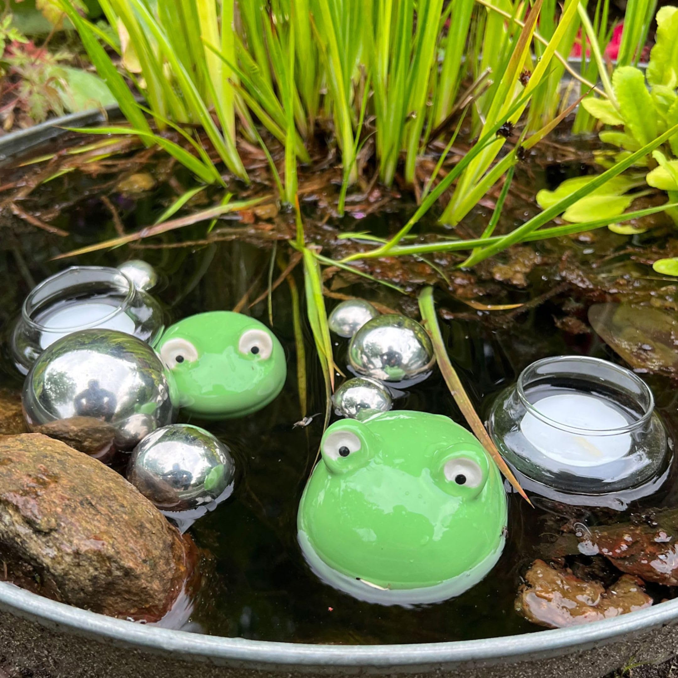 Storm's Gartenzaubereien Miniteich Komplett Set 2 Schwimmfrösche 2 Teelichtschalen 6 Schwimmkugeln Zinkwanne