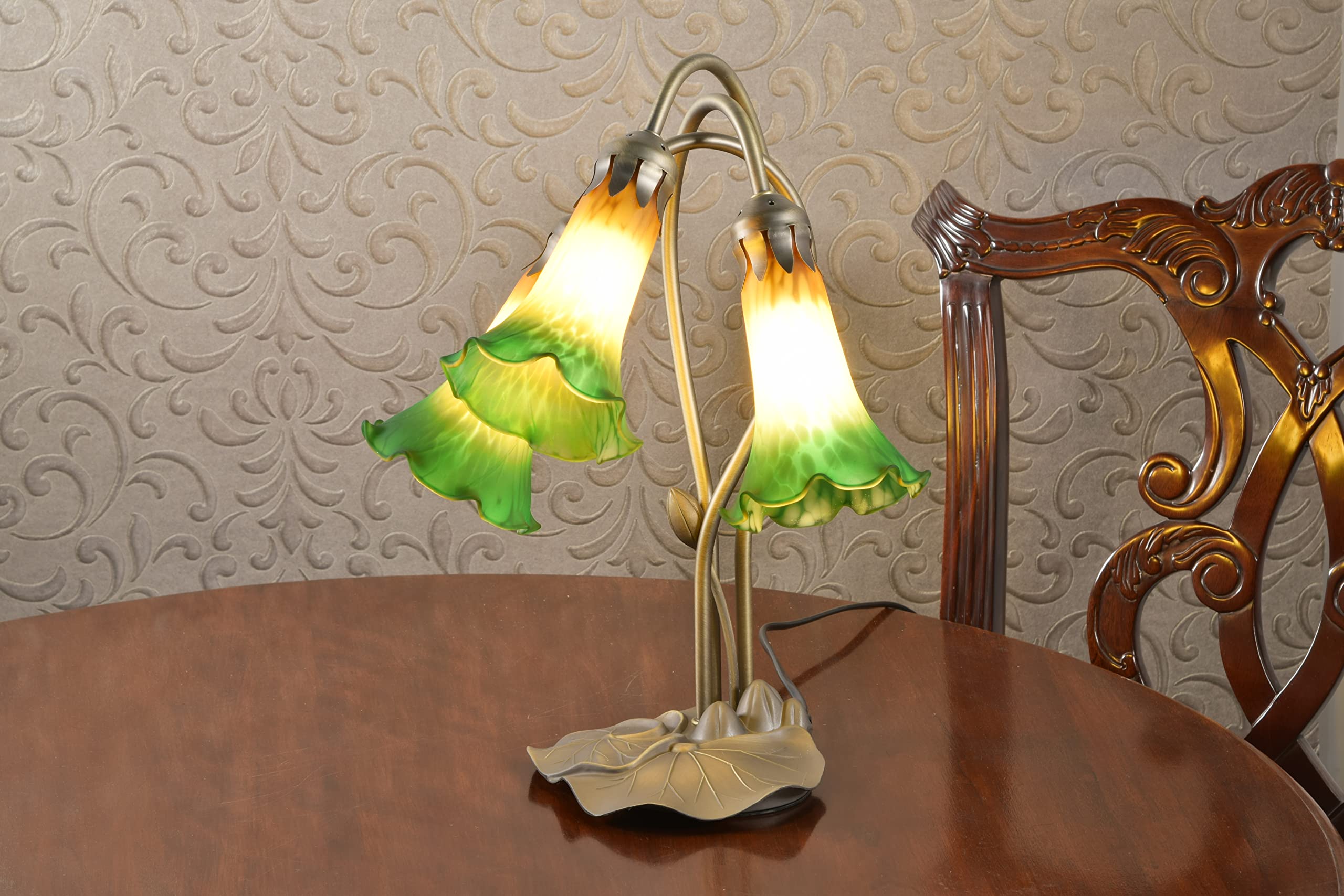 Lámpara de mesa de estilo modernista con forma de nenúfar y pantallas con forma de flores de vidrio y metal.