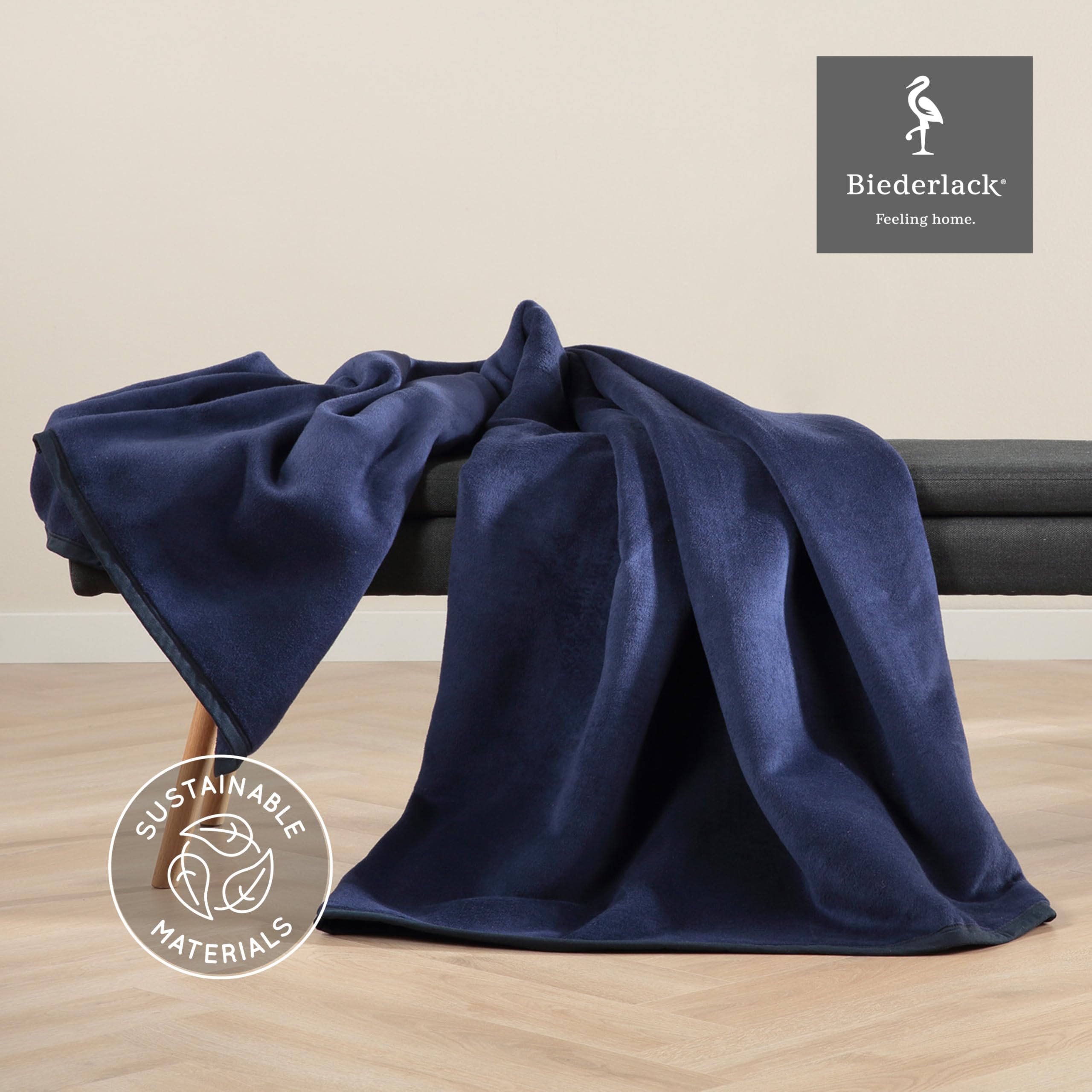 biederlack® flauschig-weiche Kuscheldecke aus Baumwolle & Polyacryl I Made in Germany I Öko-Tex Made in Green I nachhaltig produziert I einfarbige Wohndecke Cotton Uni - Dunkel-Blau in 150x200 cm