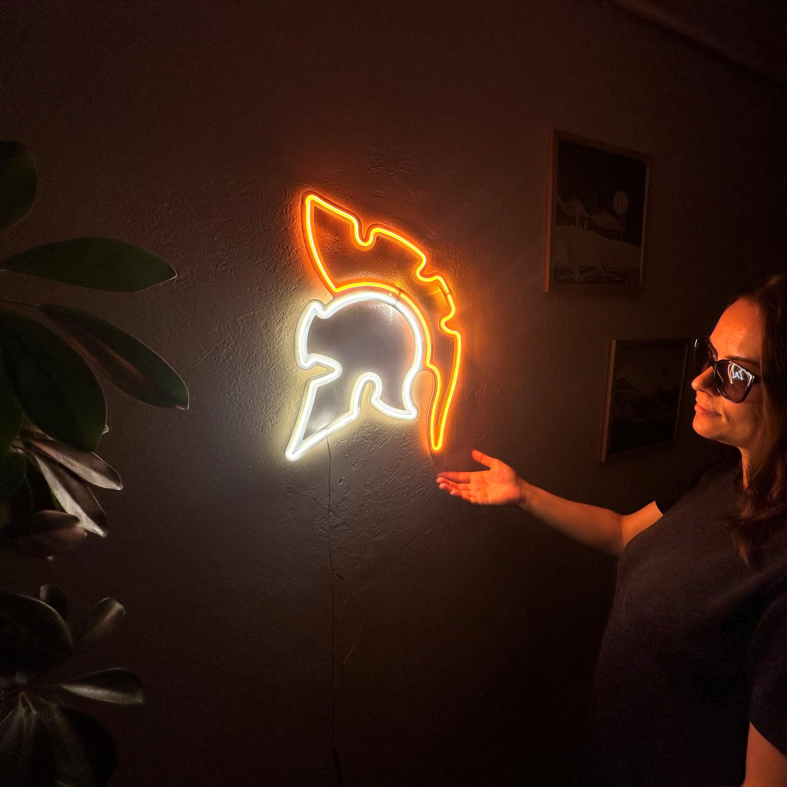 Arte de pared de metal de neón de caballero, decoración de pared de neón, letrero de neón LED, casco espartano, letrero de neón LED, letrero de guerrero, decoración personalizada, letrero de neón