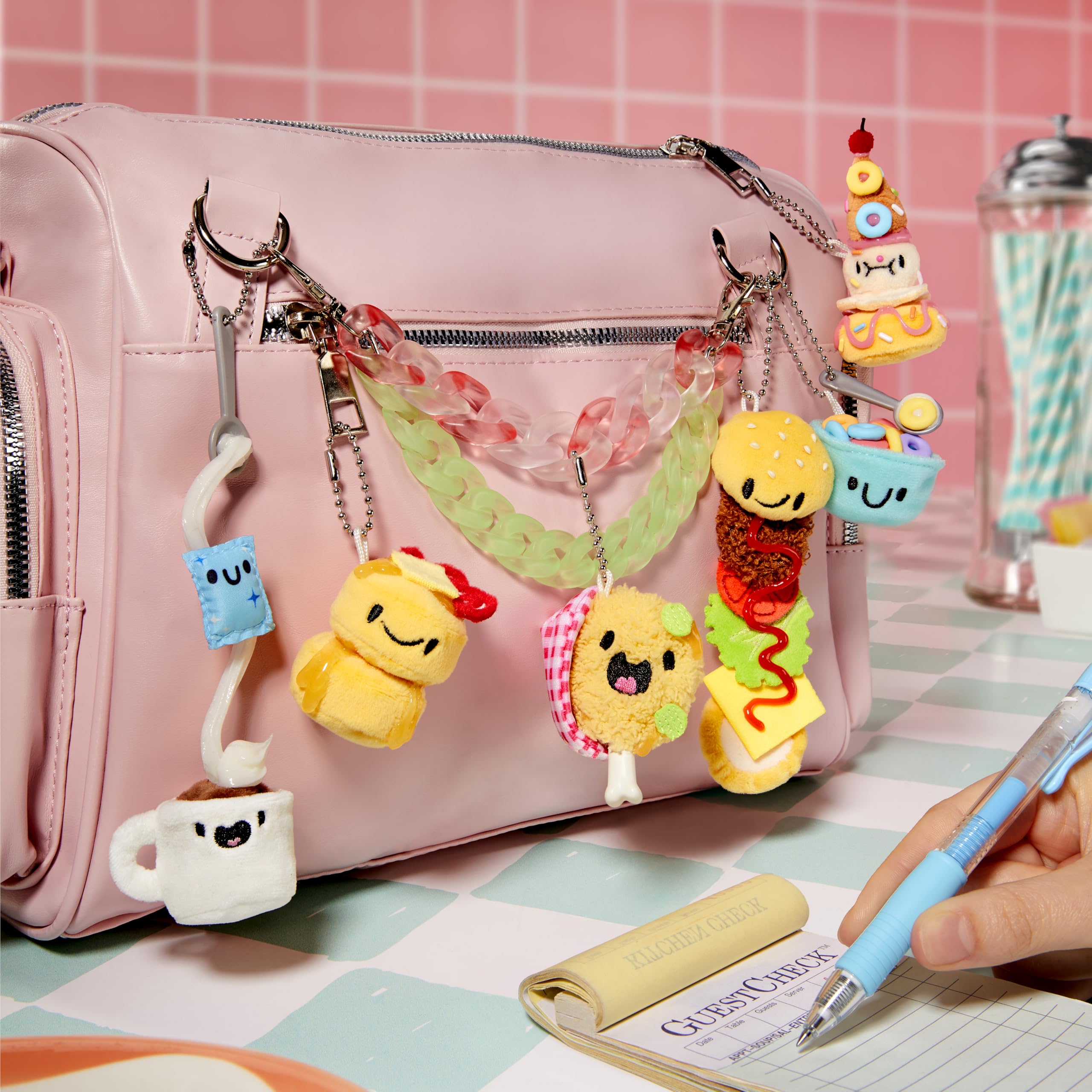 MGA’s Miniverse Make It Mini Plush – Zestaw do samodzielnego wykonania pluszowych zabawek o tematyce kulinarnej z klejem samoutwardzalnym i breloczkiem, 8 figurek kolekcjonerskich, dla dzieci od 8 lat