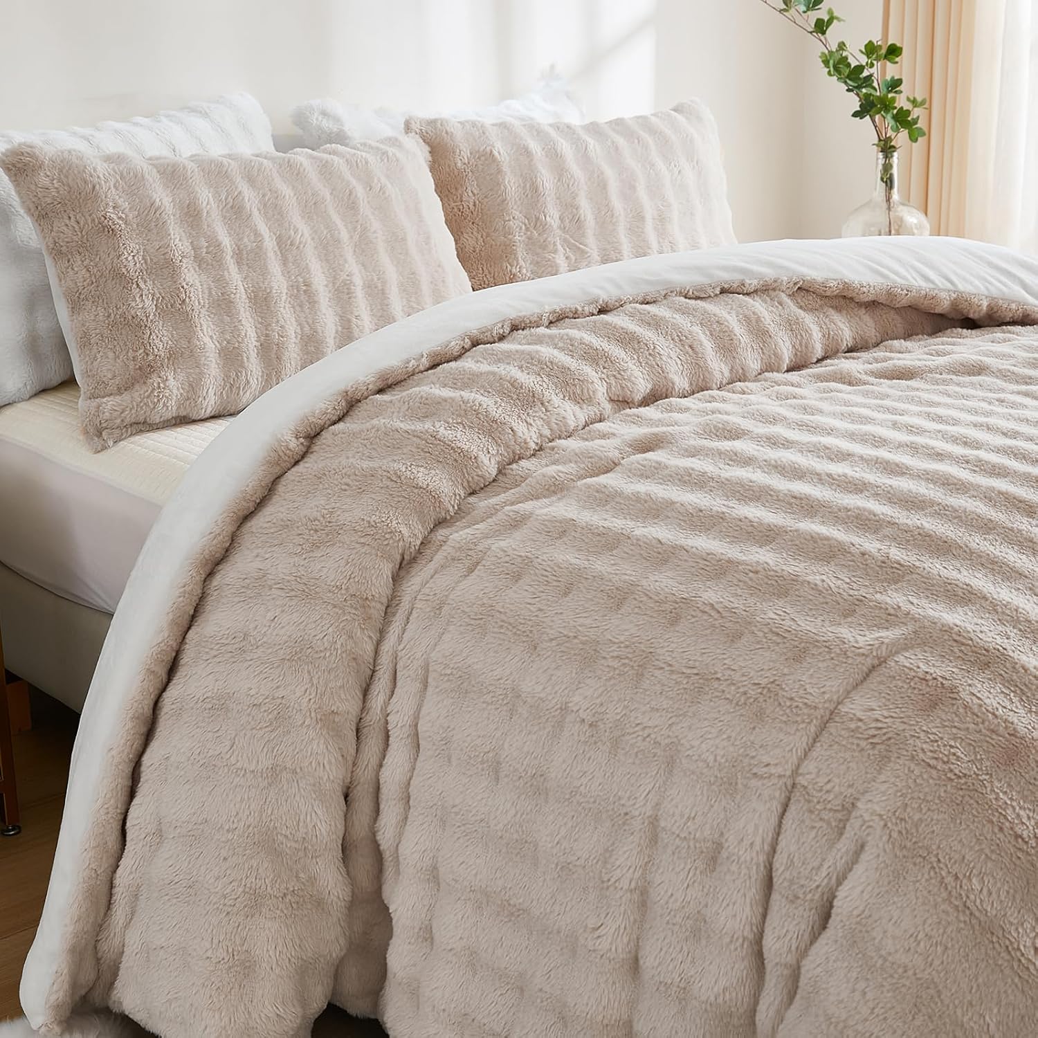 Bedbay Faux Fur Beige Bedding Comforter Set 3 Pieces Fuzzy Plush Comforter Set King Size Luxury Faux Rabbit Fur Bubble Bedding Soft Warm Shaggy Velvet Reversible Duvet Set for Girls Teen Adults Khaki King