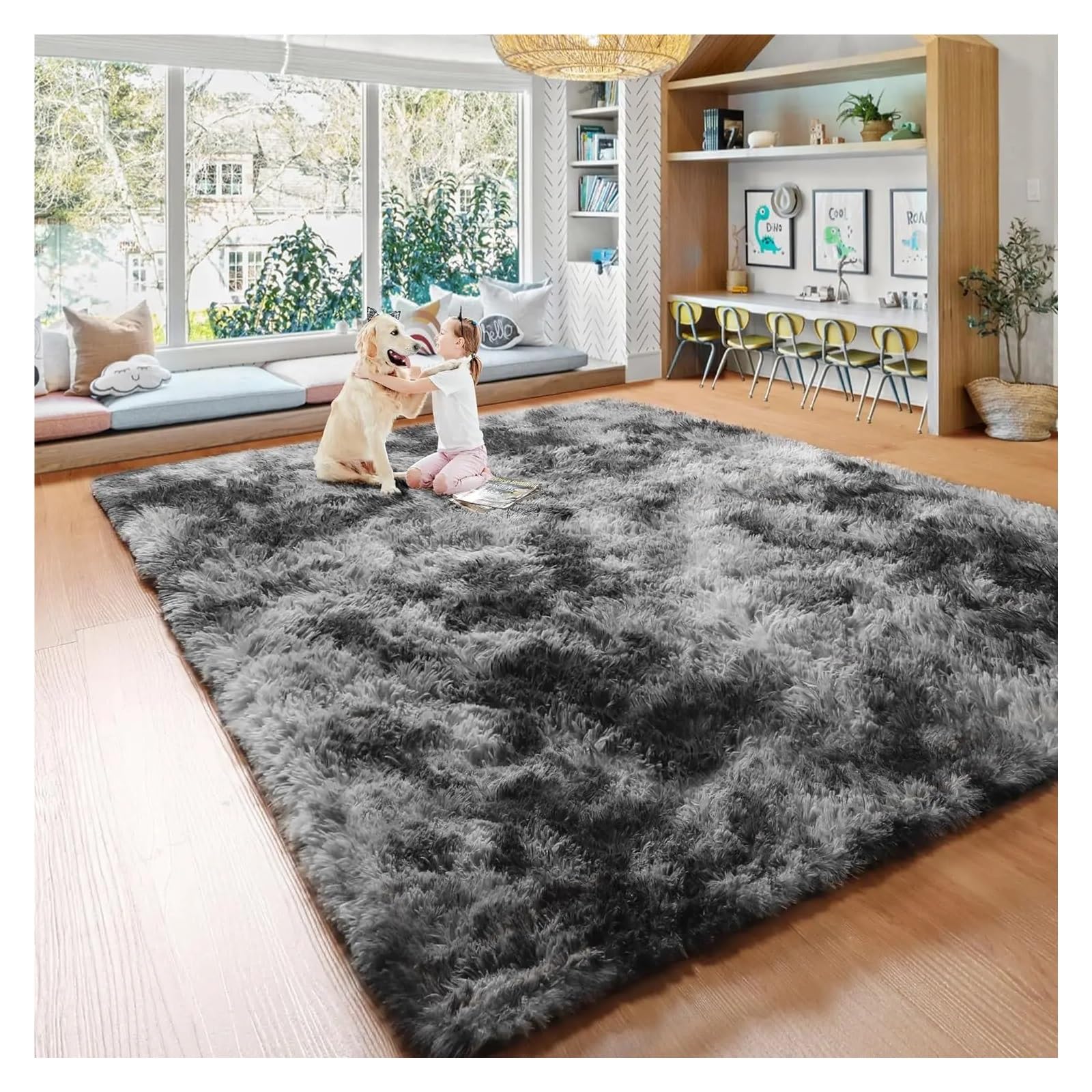 Tapis en peluche douce gris foncé pour réchauffer un carrelage de salon froid
