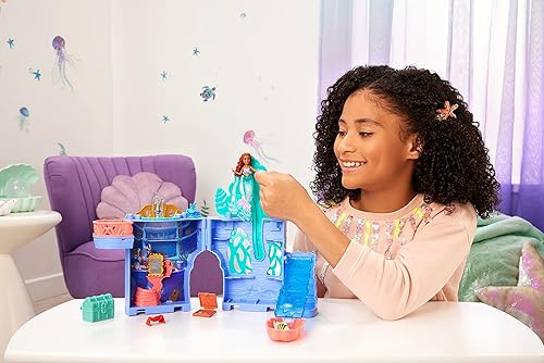 Miniatura 2 de Disney The Little Mermaid Storytime Stackers Ariel's Grotto Playset, casa de muñecas apilable con muñeca pequeña y 10 accesorios