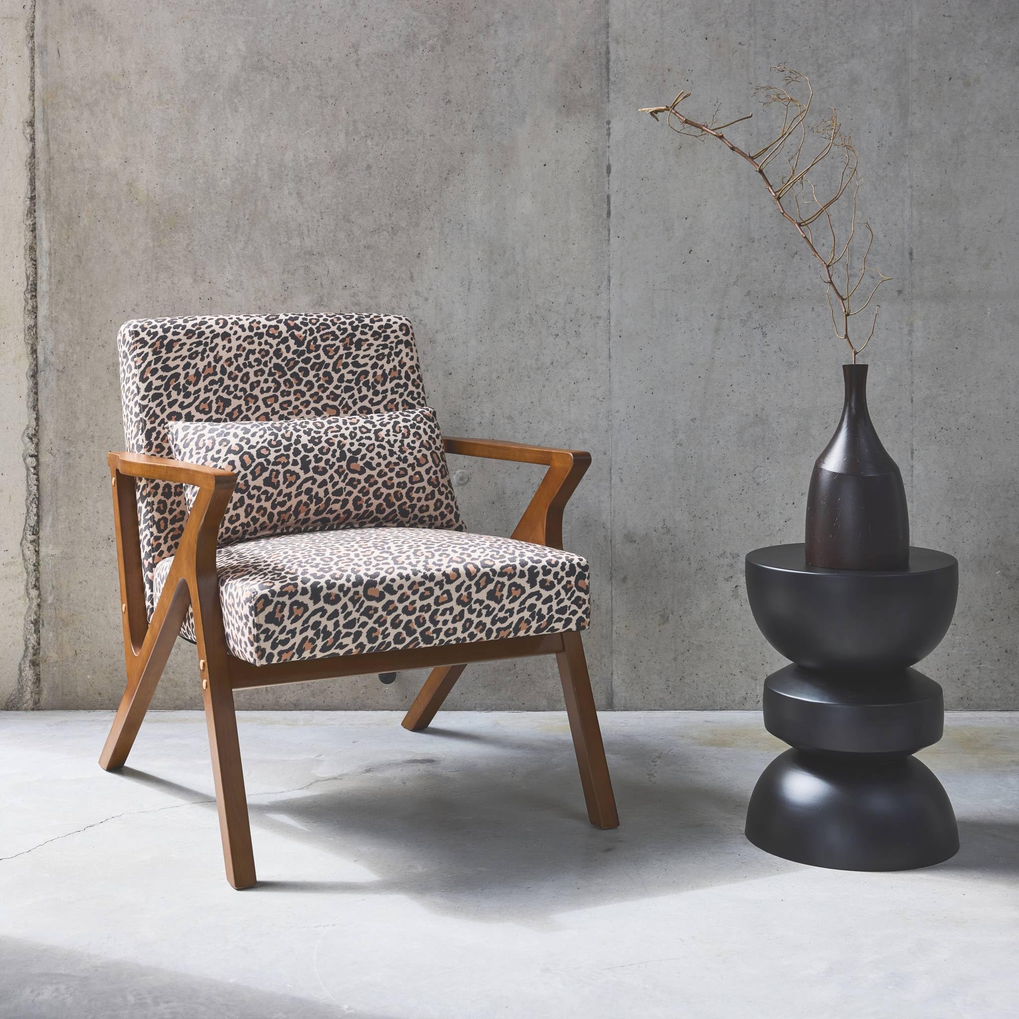 sweeek - Skandinavischer Sessel aus Hevea-Holz mit Leopardenmuster - Antoine