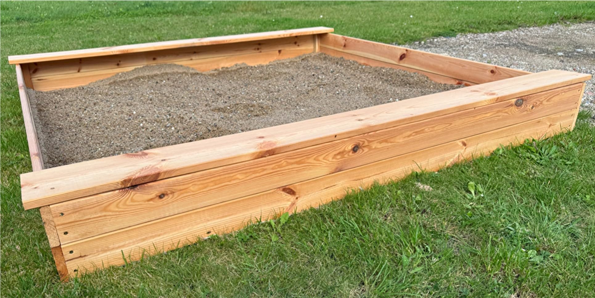 Loggyland Sandkasten aus naturbelassenem Massivholz 140x140cm