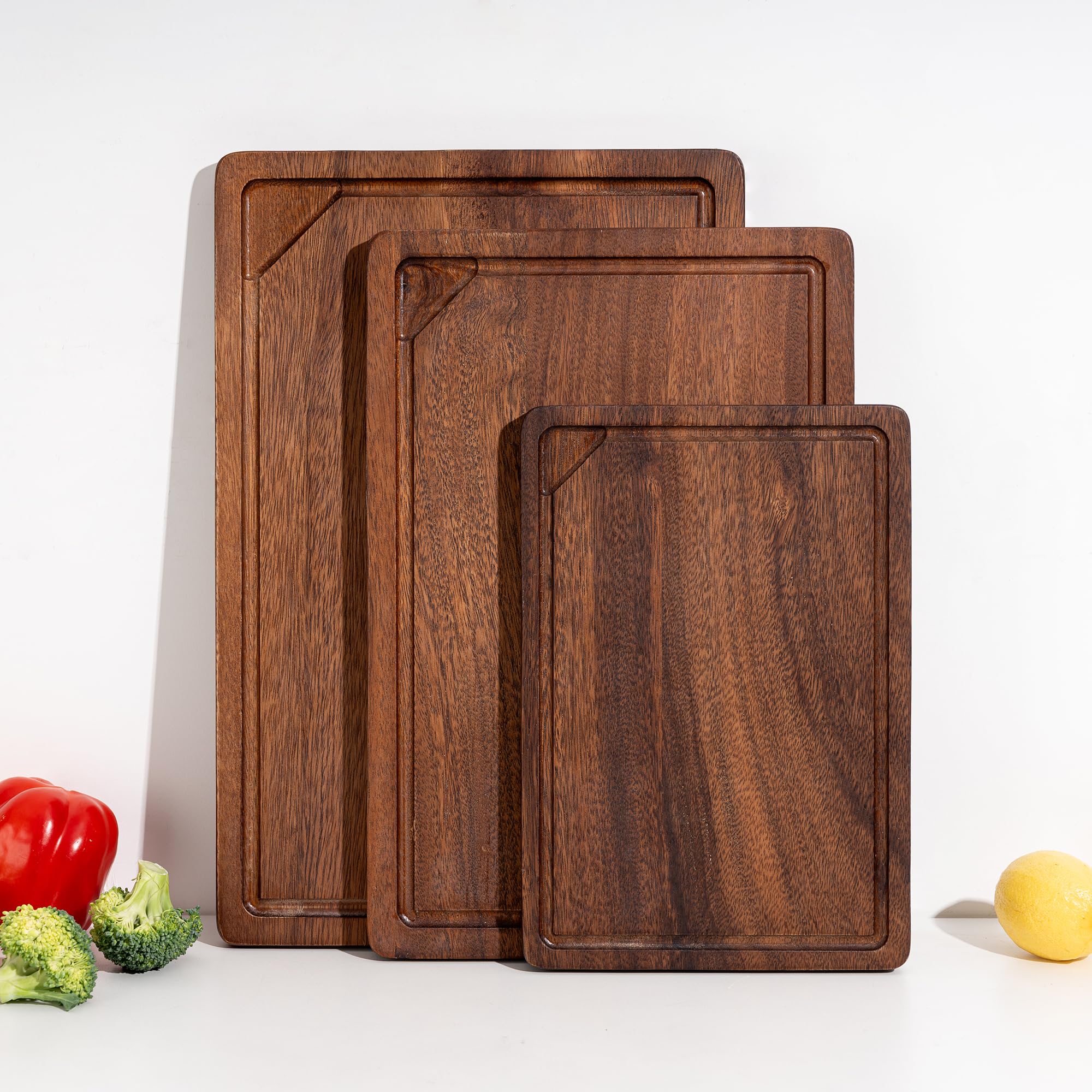 Fun Memories Tabla de cortar de nogal para cocina con asas ocultas, tabla de cortar reversible de madera con ranura para jugo, perfecta para regalo de Navidad, diario, (17 pulgadas de largo x 11