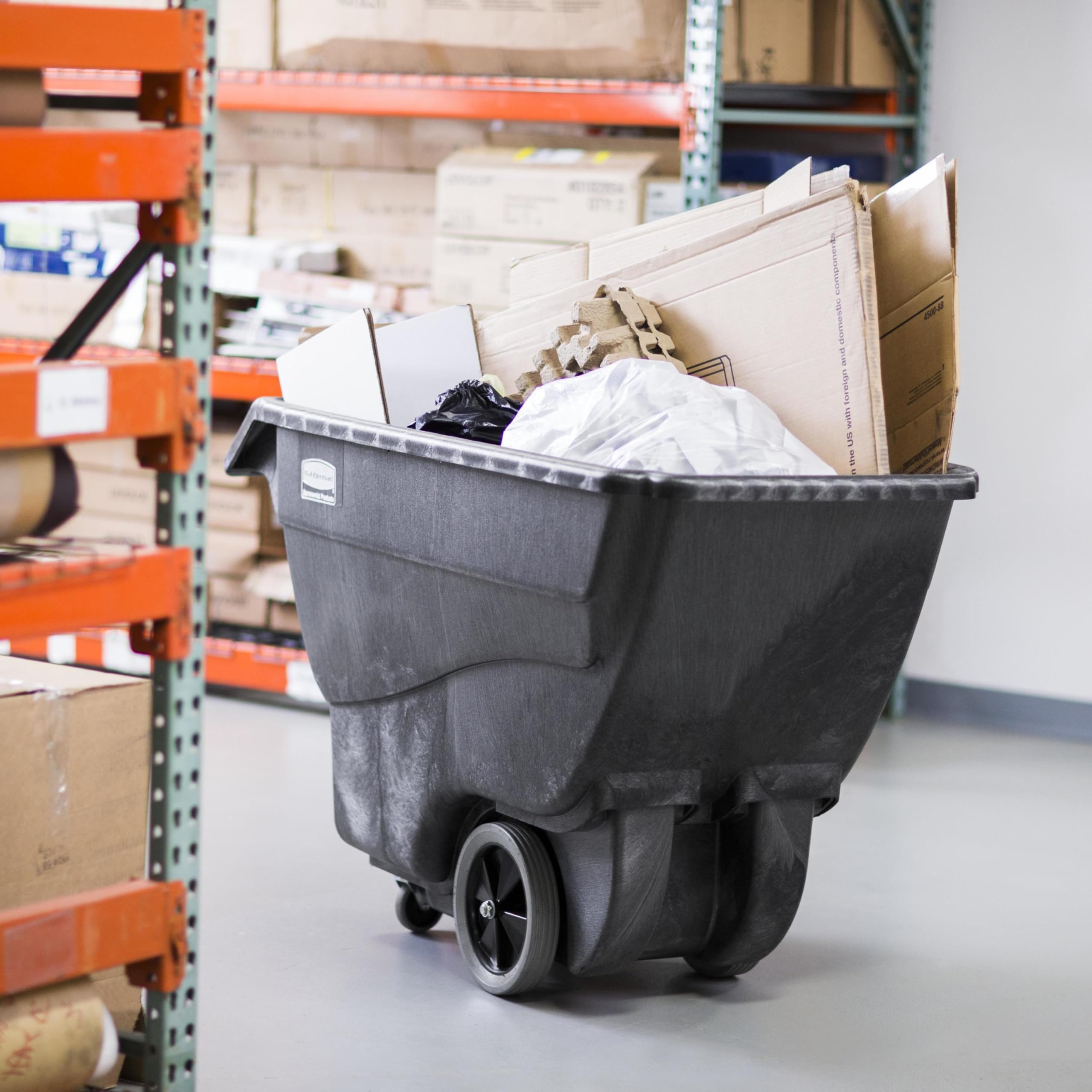 Rubbermaid Commercial Products Tilt Truck 600 L Schwarz – Kippwagen für Abfall und Recycling mit 272 kg Traglast und Rollen, Robuste Konstruktion für Lager Büro und Facility Management – FG101100BLA