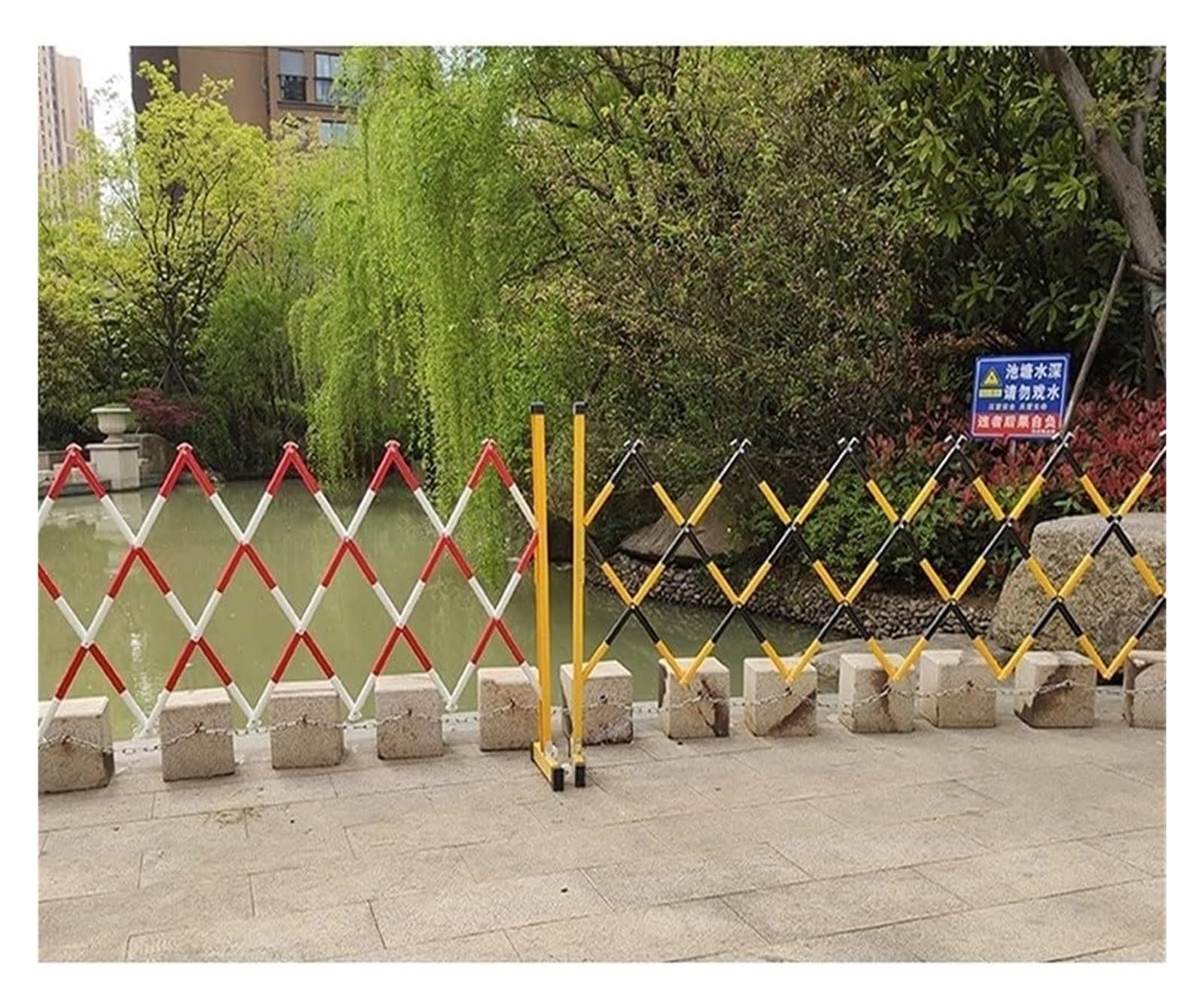 Barrera metálica Extensible, Valla de tráfico retráctil, Barrera de Seguridad roja y Blanca de 1,2 x 2,5 m. Ideal para delimitar Zonas sin Acceso Restringido. Solución portátil para el contr