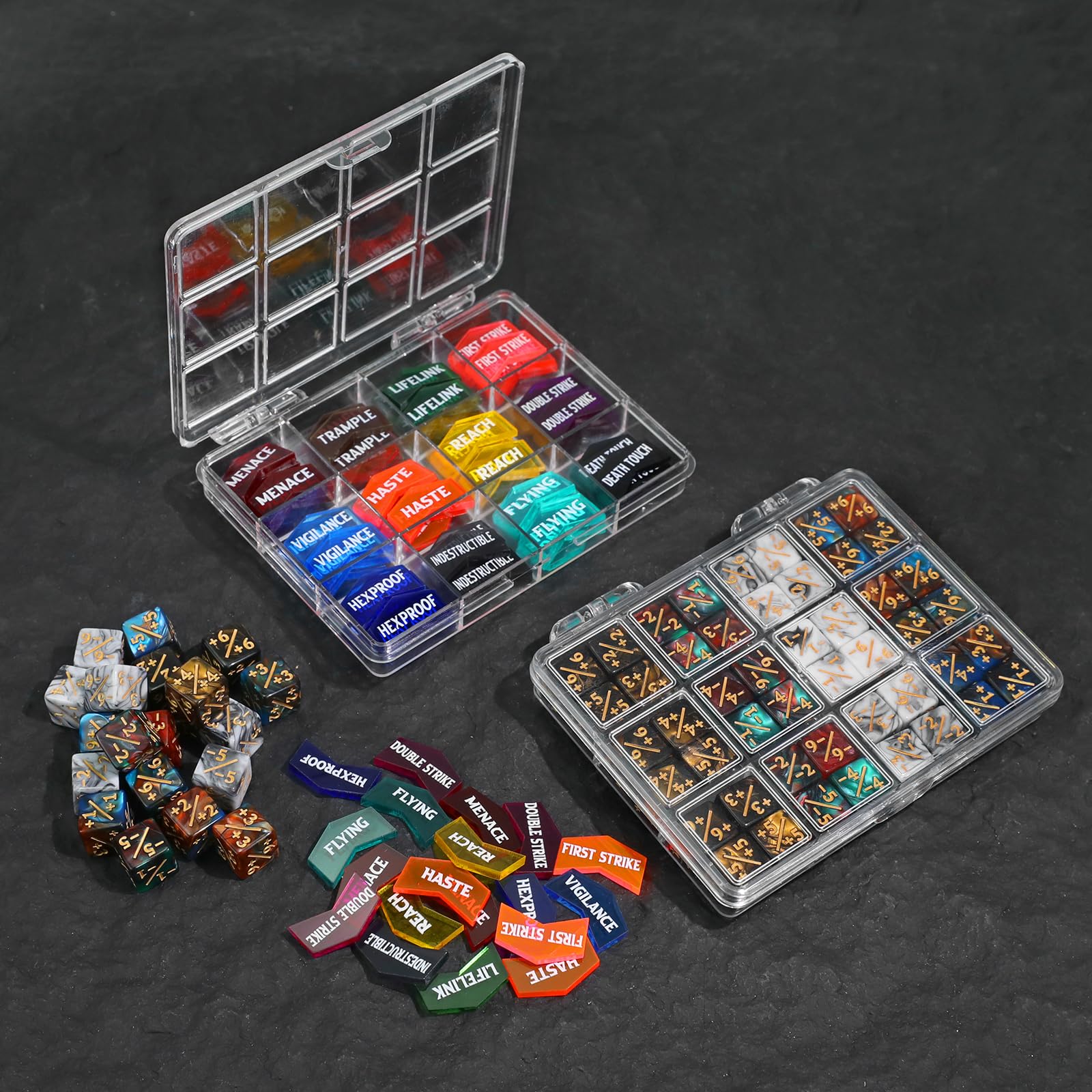 SIXPOINTS 108 Stück 12 mm MTG Zählwürfel +1/+1 Spielsteine, 6-seitige Würfel & MTG-Schlüsselwortzähler für Magic The Gathering, MTG, TCG, Kartenspiel-Zubehör (4 Farbwürfel #F + MTG-Schlüsselwortzähler