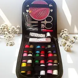 Kit de costura com estojo preto, pequeno portátil, contém suprimentos de costura e acessórios, presentes de Natal para mãe, iniciante, viajante, emergência, fita métrica macia, linha, tesoura, agulha
