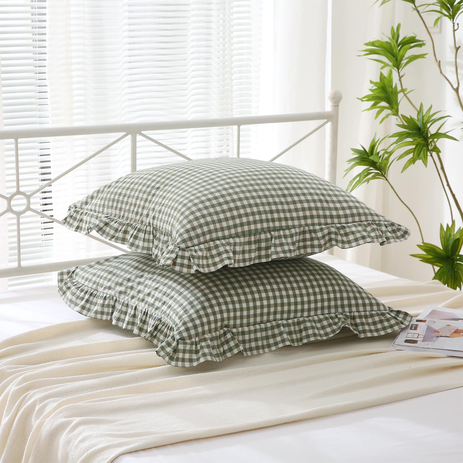 Lot de 2 housses de coussin à volants à carreaux européennes, 100 % coton à carreaux rustiques vichy pour lit/canapé (66 x 66 cm, carreaux vert sauge/blanc)