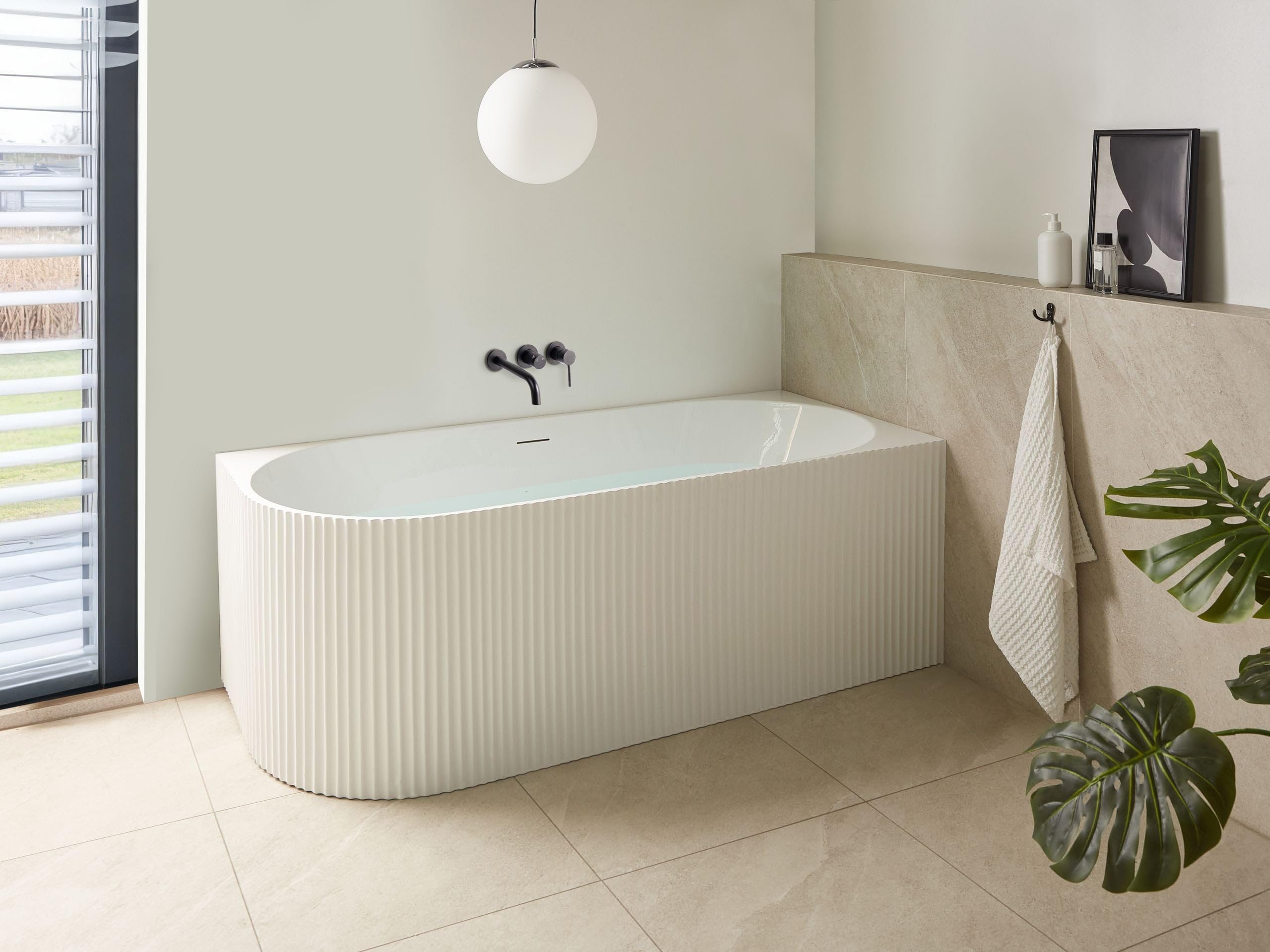 Eckbadewanne linksseitig 1690 x 800 cm weiß geriffelte Oberfläche Gocta