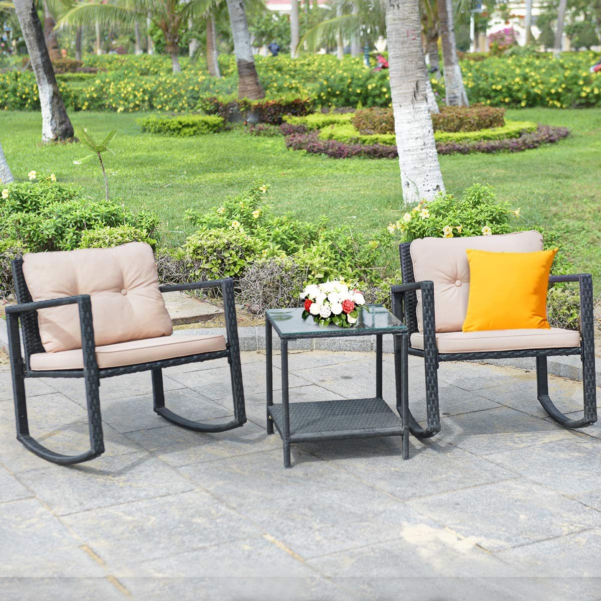 Juego de 3 mecedoras de mimbre para patio, mecedoras al aire libre y mesa con cojines, mesa de centro de cristal con estante de almacenamiento, adecuada para patio, jardín, piscina, balcón 3