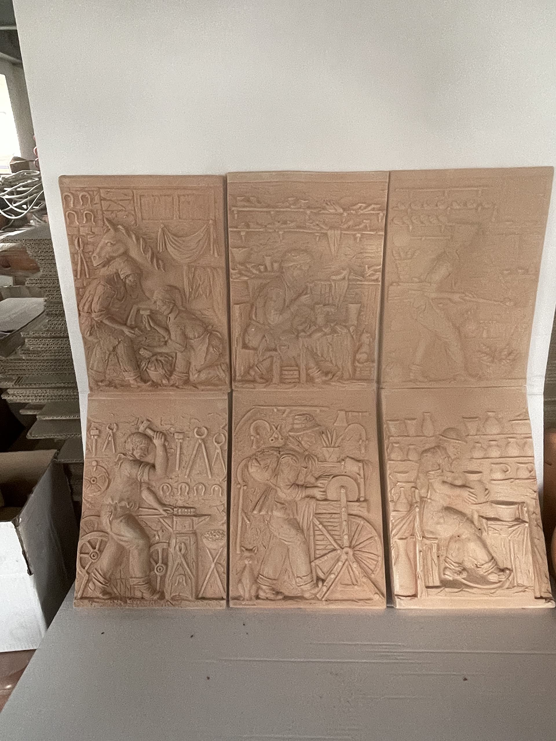 Paneles de terracota repleto antiguos mensajeros