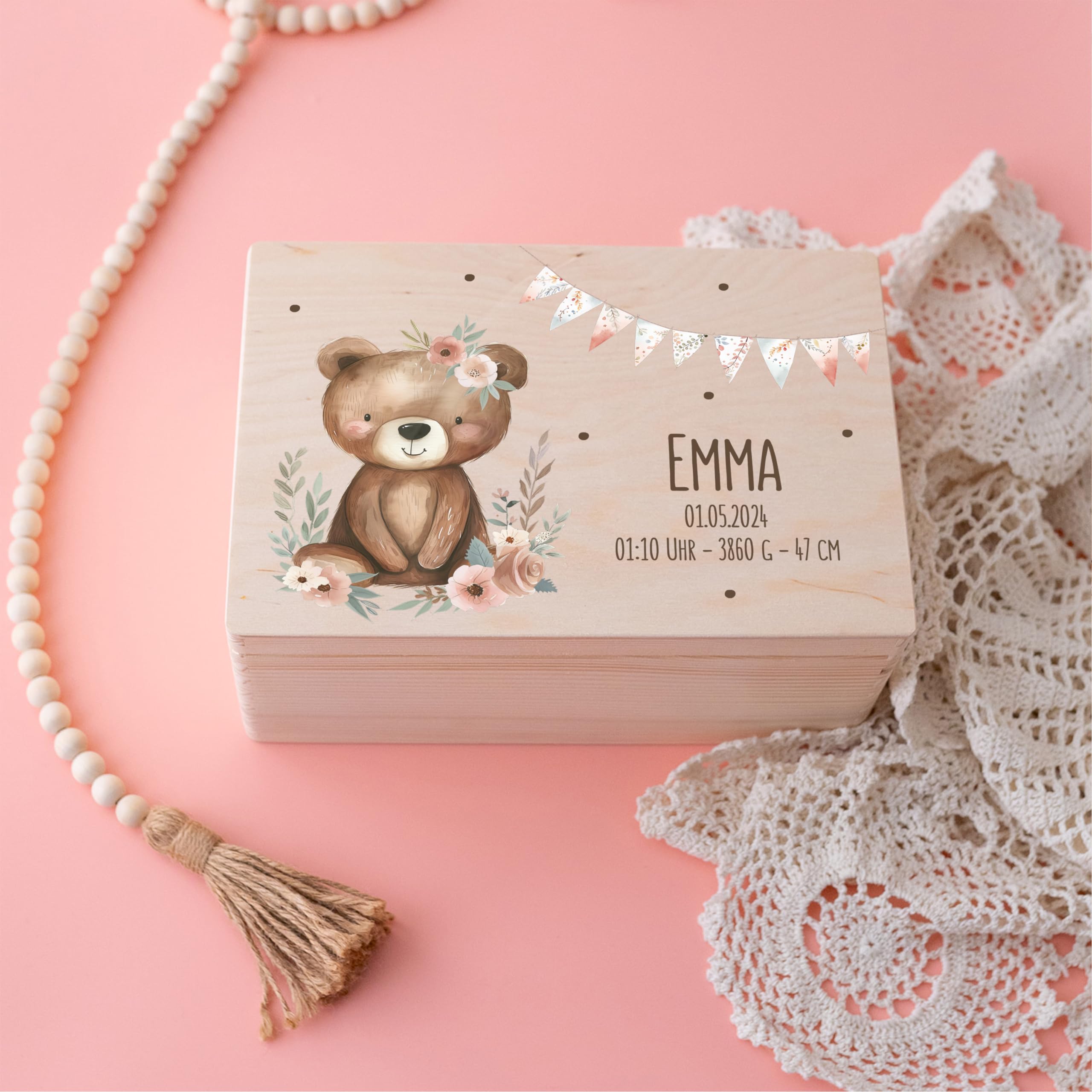 Bärenfreunde - Personalisierte Erinnerungsbox Baby mit Spezial-Druck - Individuelle Baby Erinnerungsbox - Erinnerungskiste aus Holz - Geschenk zur Geburt (M flach | Klappdeckel,Bär Blumen Girlande)