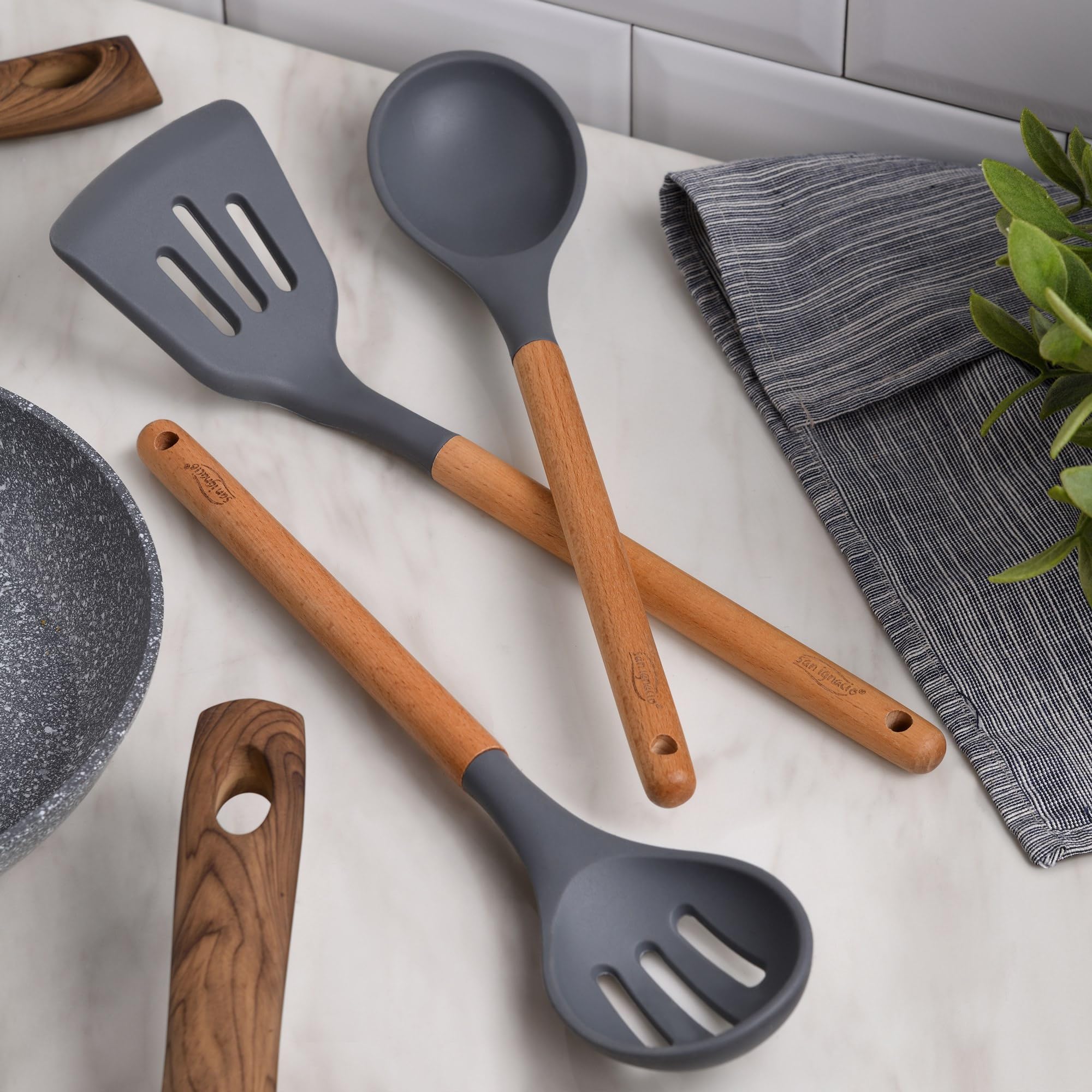 Set Di 3 Padelle San Ignacio Jolie 18/22/26 Cm Con Manici Colorati, Antiaderenti, Adatte A Induzione + 3 Utensili E 3 Contenitori Ermetici