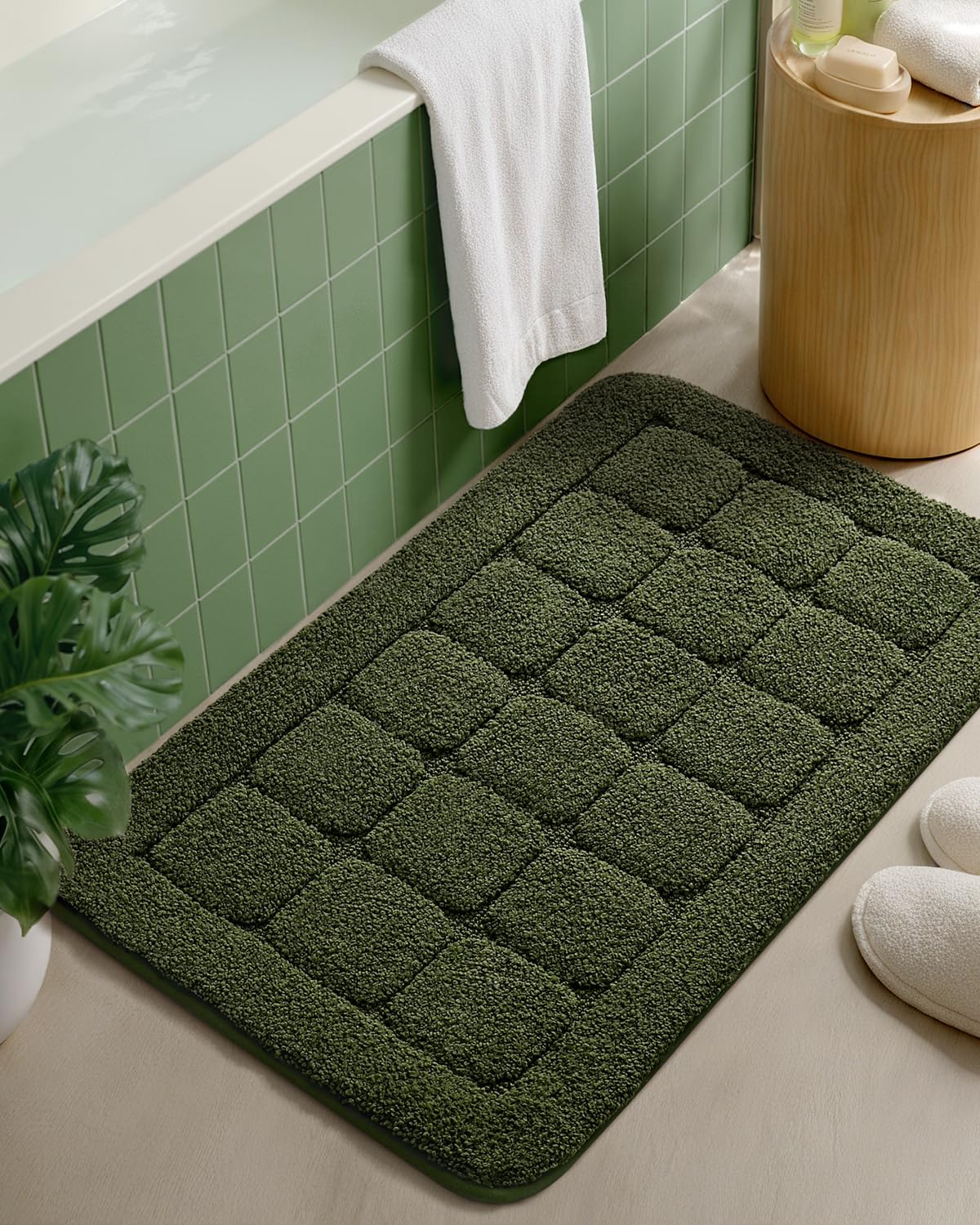 Color&Geometry Green Bath Mat 17x30, Ultra Absorbent Non-Slip Bathroom Rug, Soft Plush Chenille Shower Mat for Tub/Shower, Machine Washable Bath Rug