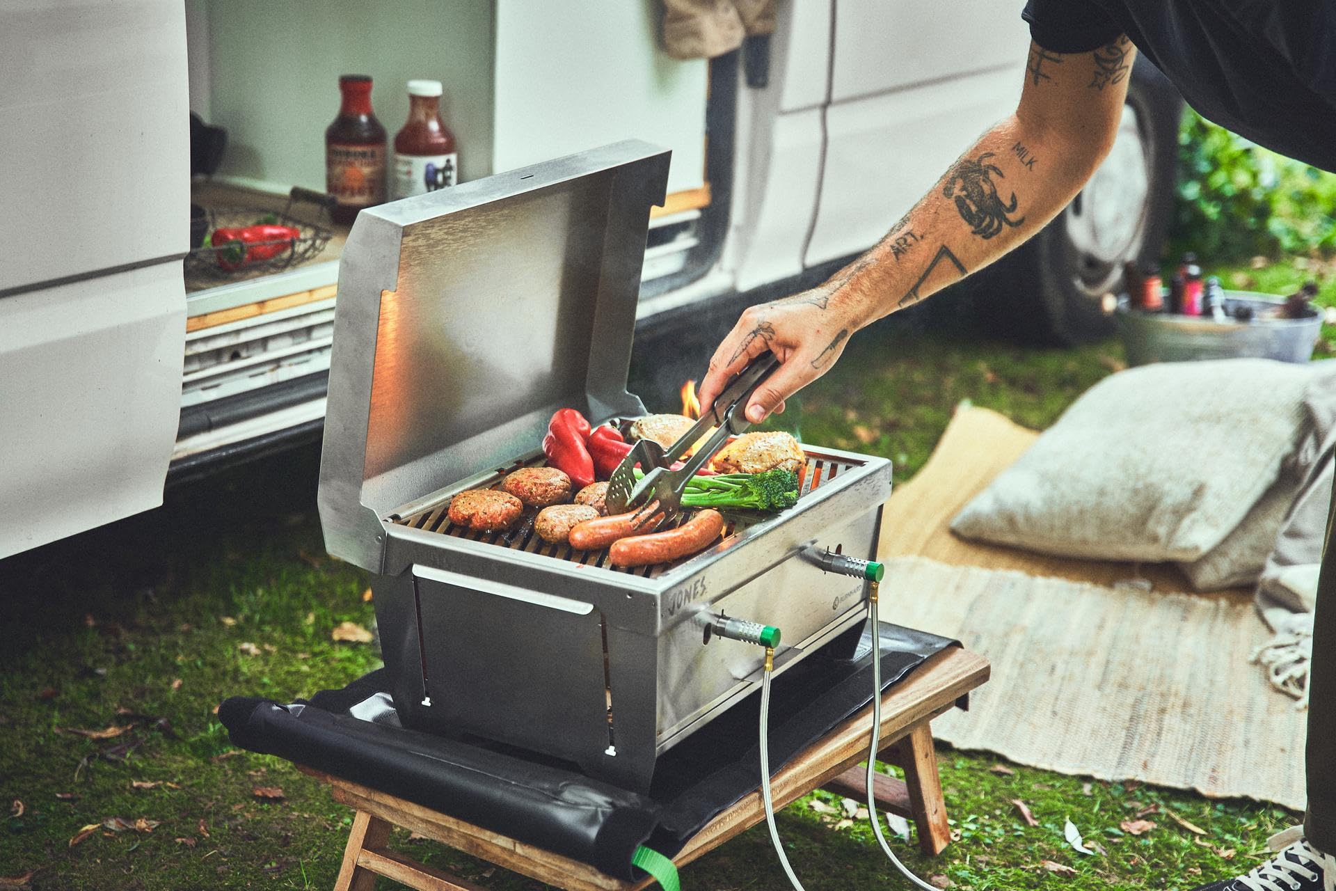 Griglia da Campeggio 2 Bruciatori BURNHARD® 6,4 kW, Sistema FitnFire™, Acciaio Inox, 500°C, Compatta, Leggera, con Multitool, Borsa da Trasporto – JONES Griglia Pieghevole