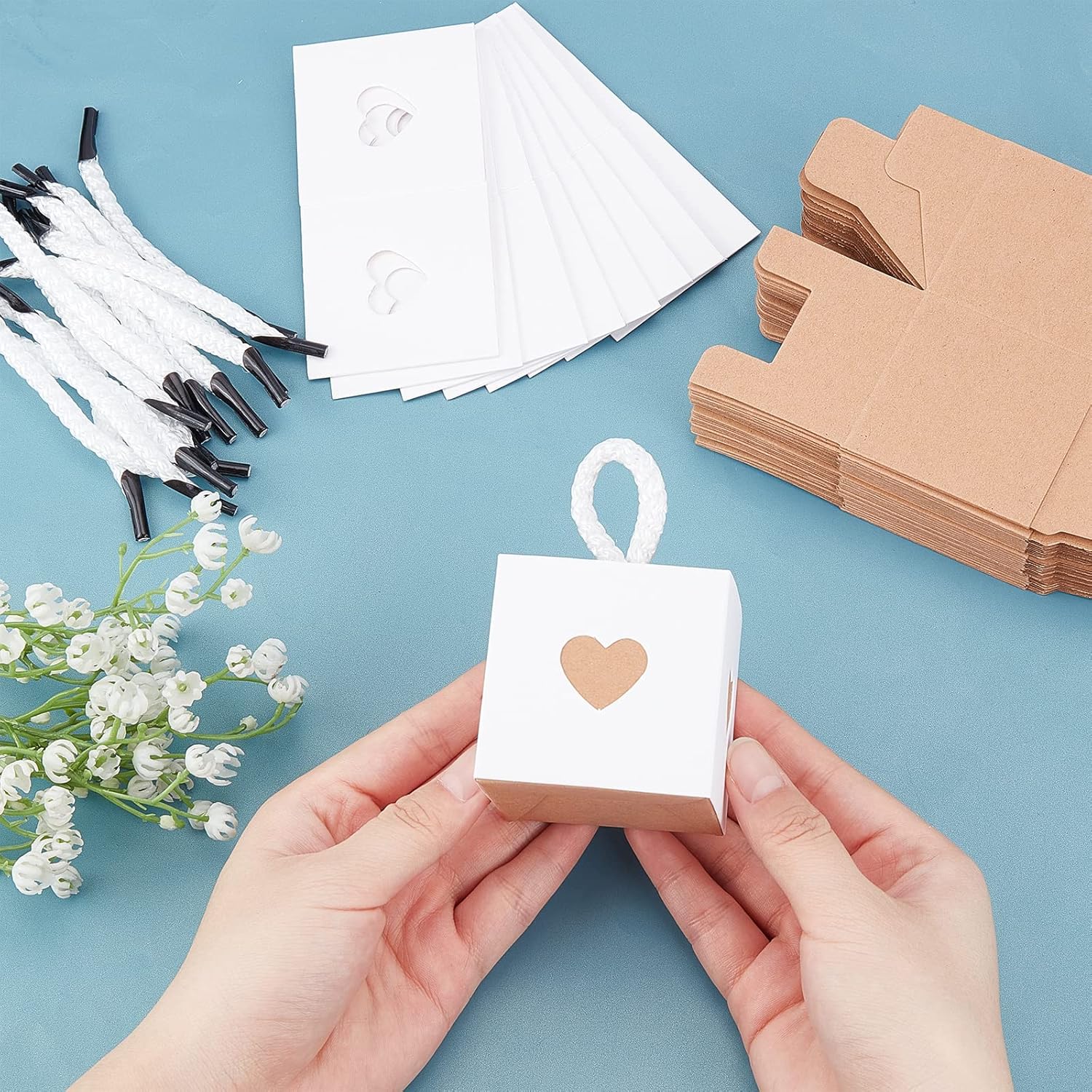 NBEADS 60 Pcs Kraft Paper Candy Box, Mini Square with Heart Window Candy Packaging Box Small Gift Wrap Boxes with Nylon Cord for Wedding Party Supplies