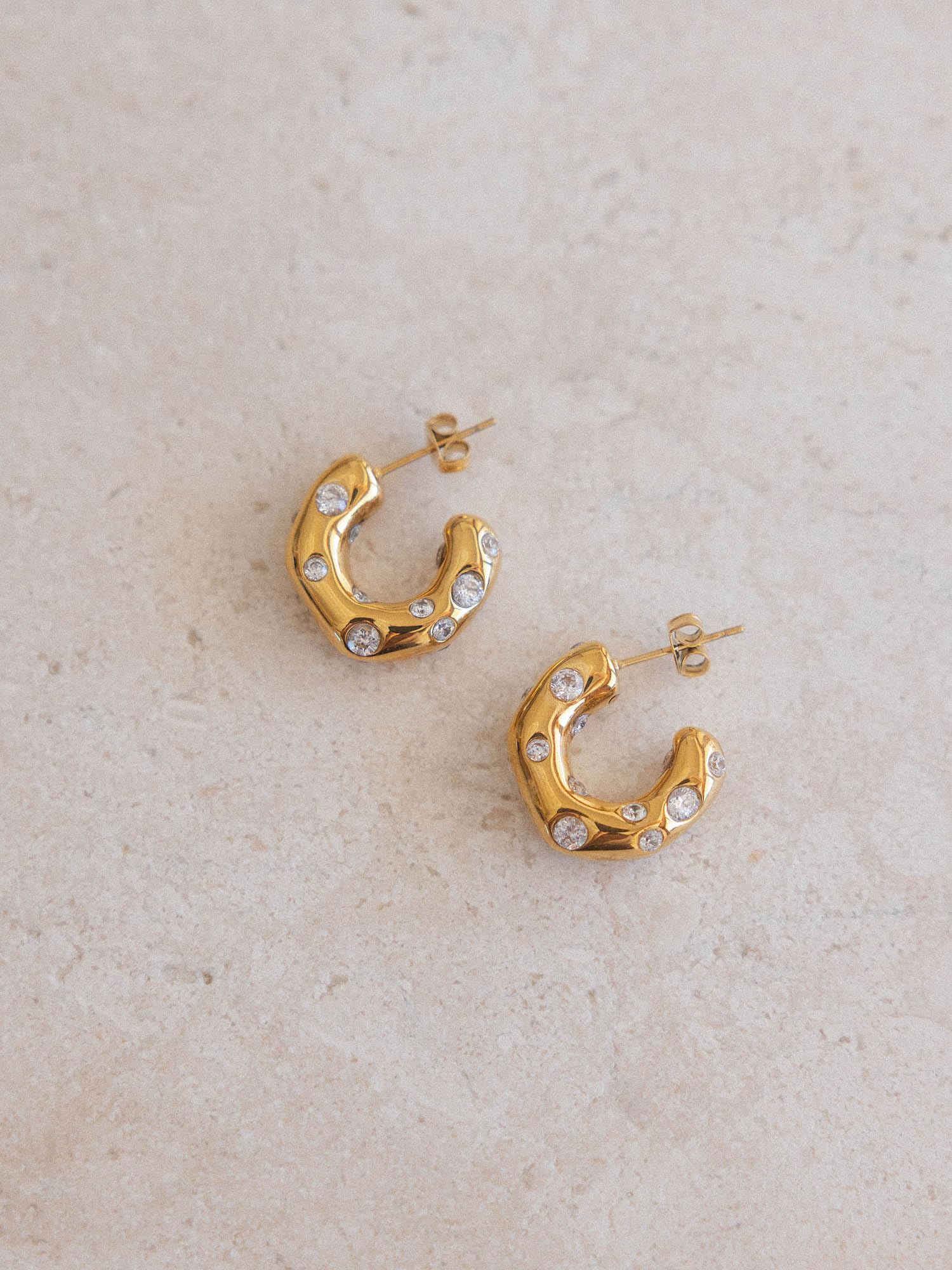 Purelei Life Ohrringe – Statement-Creolen mit Zirkonia – Edelstahl 18K vergoldet – Unregelmäßiges Design mit funkelnden Details – Wasserfest